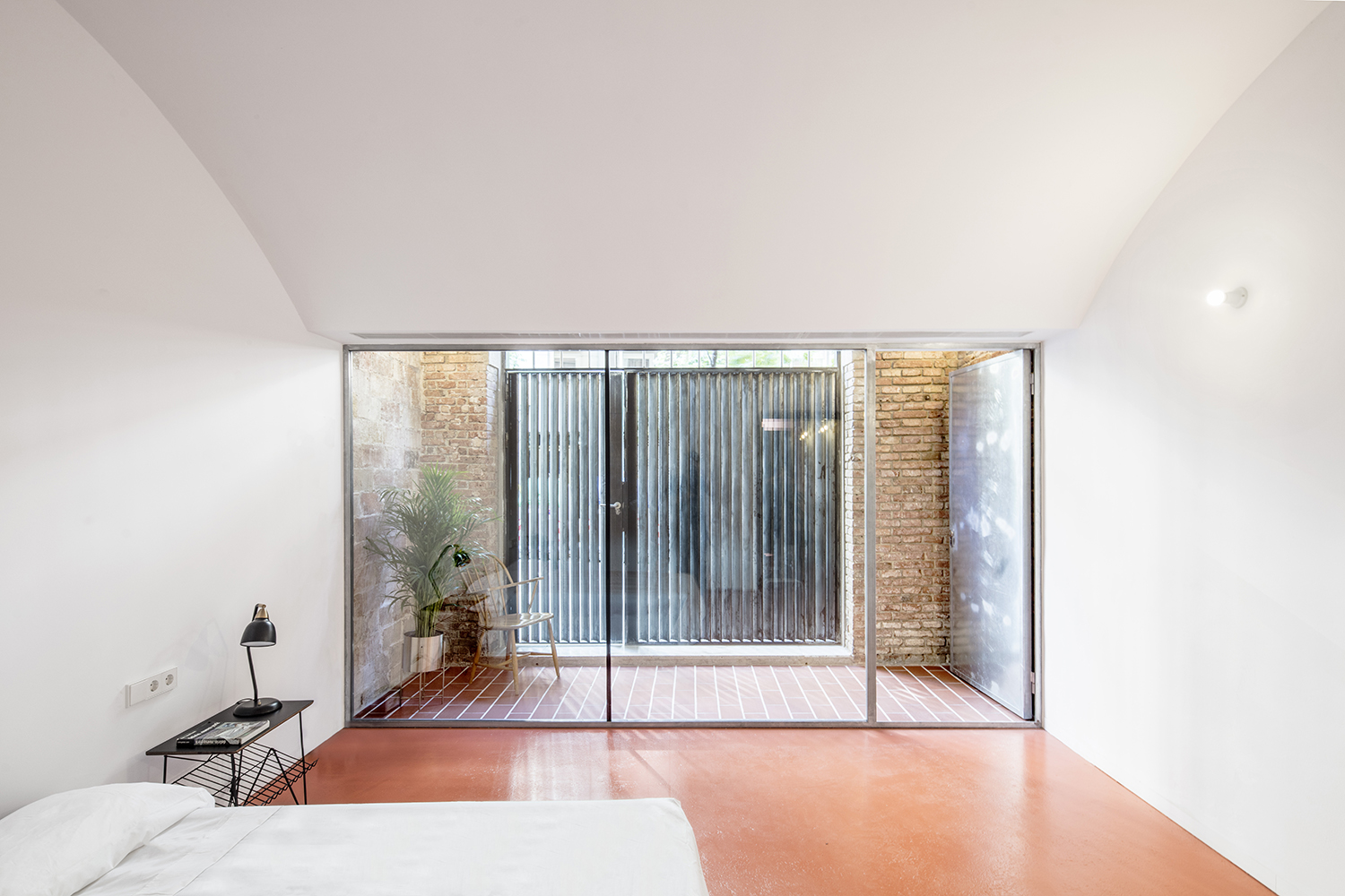 CRU innovative flat renovation project in Barcelona. La Ximena, an old apartment converted into a modern and spacious flat.