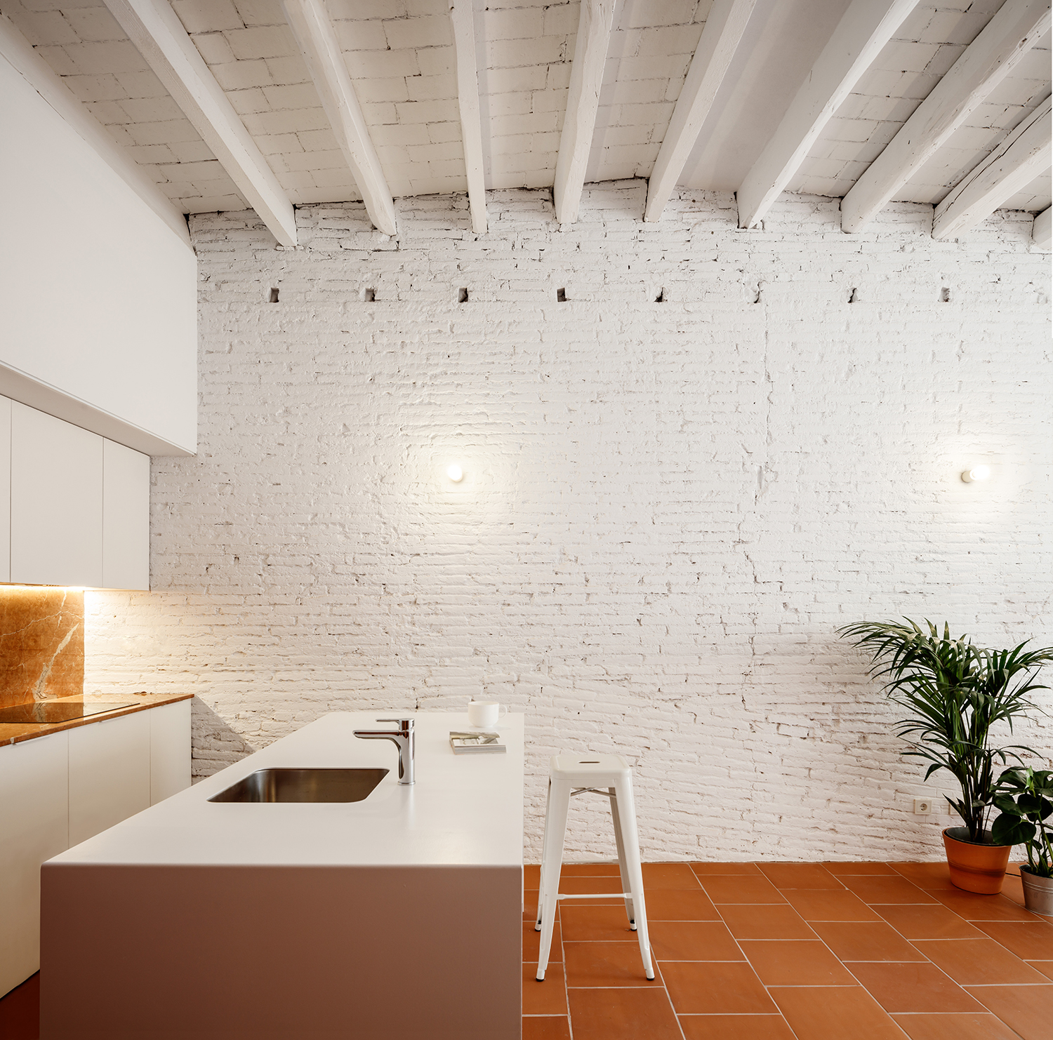 CRU innovative flat renovation project in Barcelona. La Odette, an old apartment converted into a modern and spacious piece.