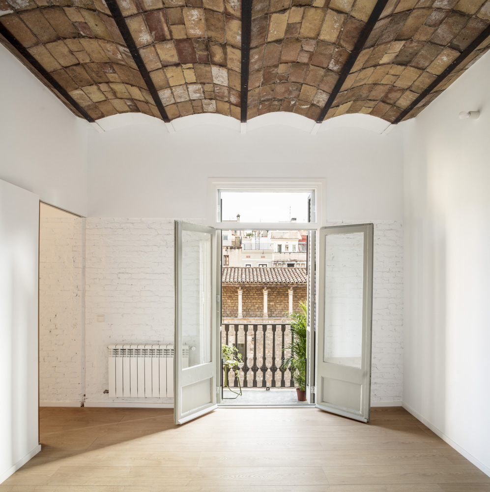 CRU innovative flat renovation project in Barcelona. La Ramona, An old apartment converted into a modern and spacious piece.