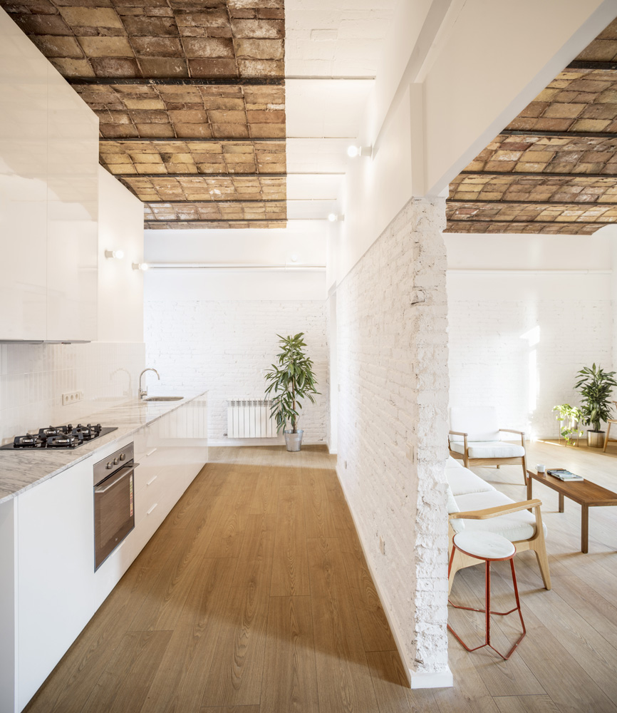 CRU innovative flat renovation project in Barcelona. La Ramona, An old apartment converted into a modern and spacious piece.