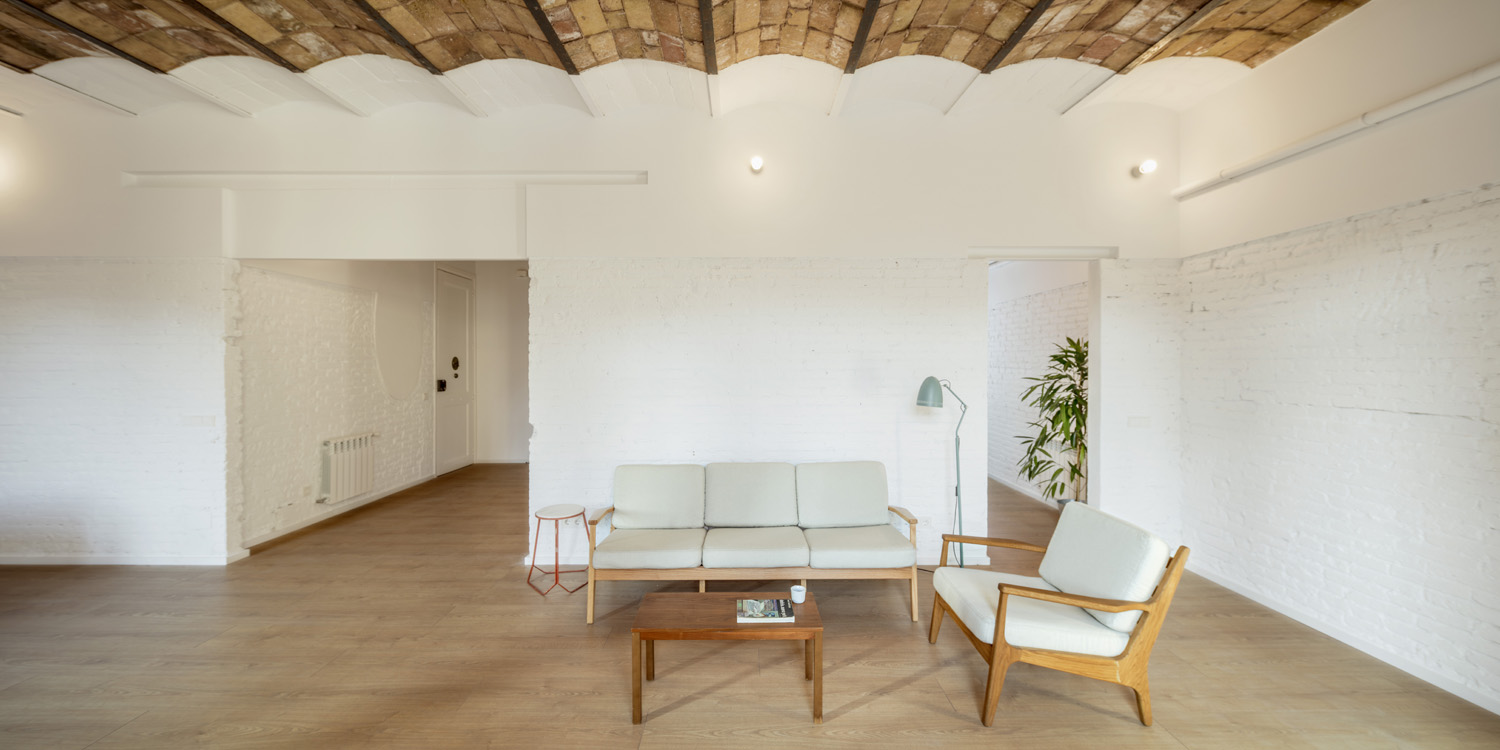 CRU innovative flat renovation project in Barcelona. La Ramona, An old apartment converted into a modern and spacious piece.