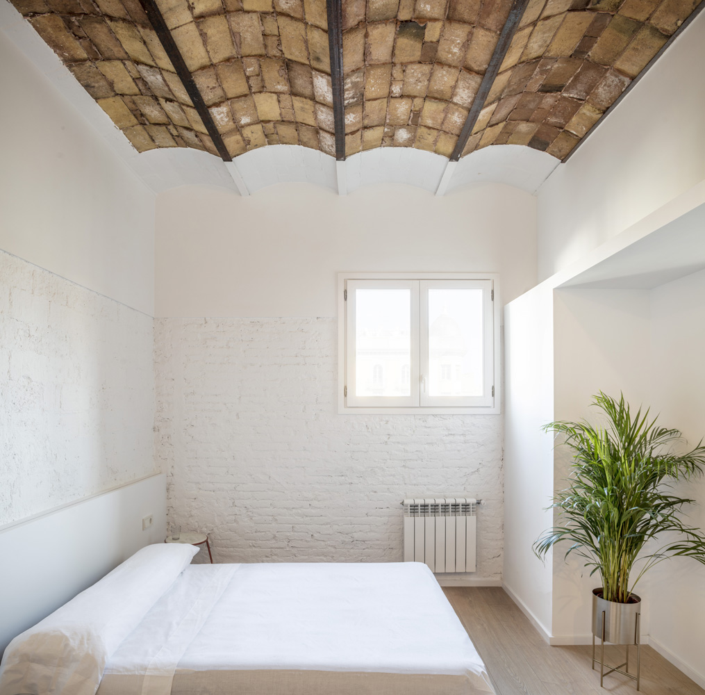 CRU innovative flat renovation project in Barcelona. La Ramona, An old apartment converted into a modern and spacious piece.