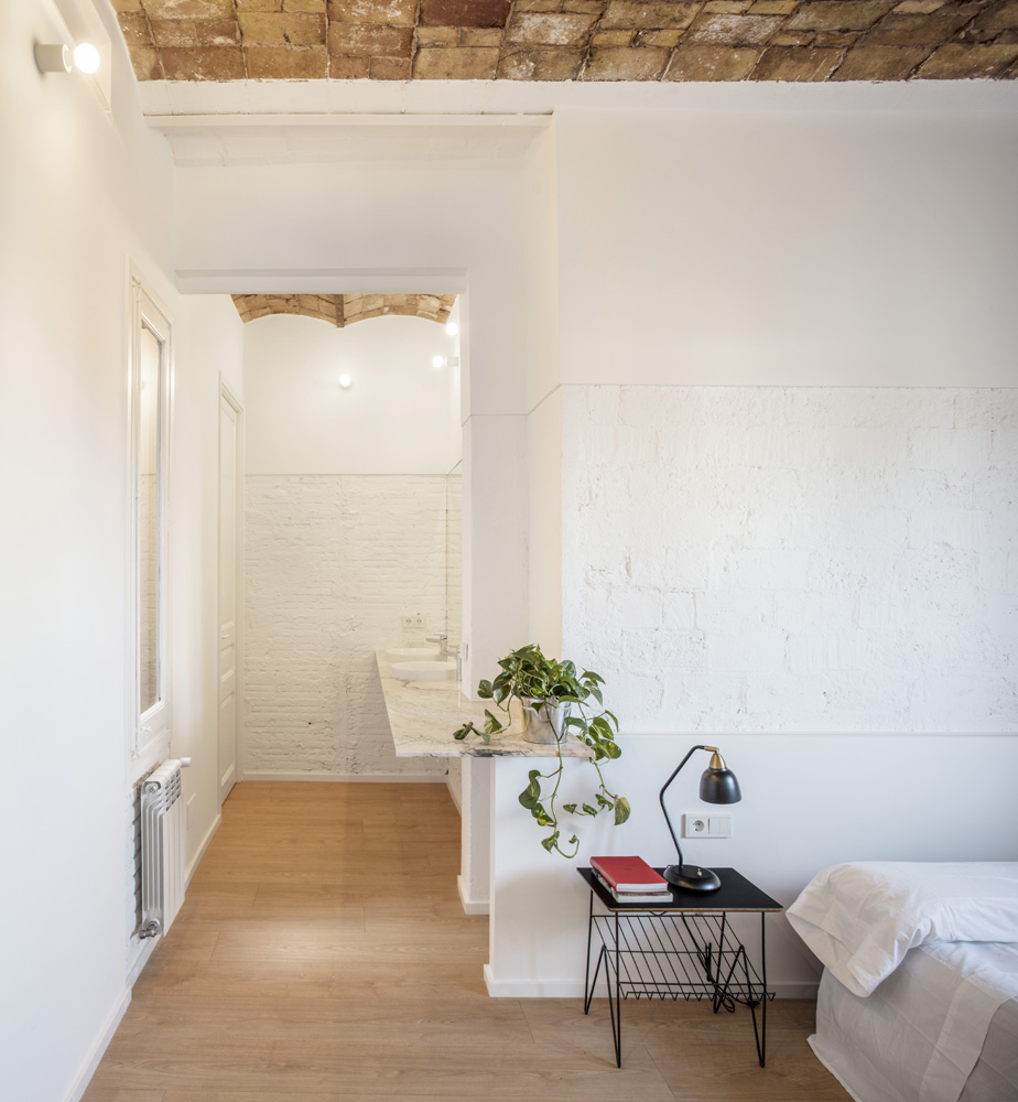 CRU innovative flat renovation project in Barcelona. La Ramona, An old apartment converted into a modern and spacious piece.