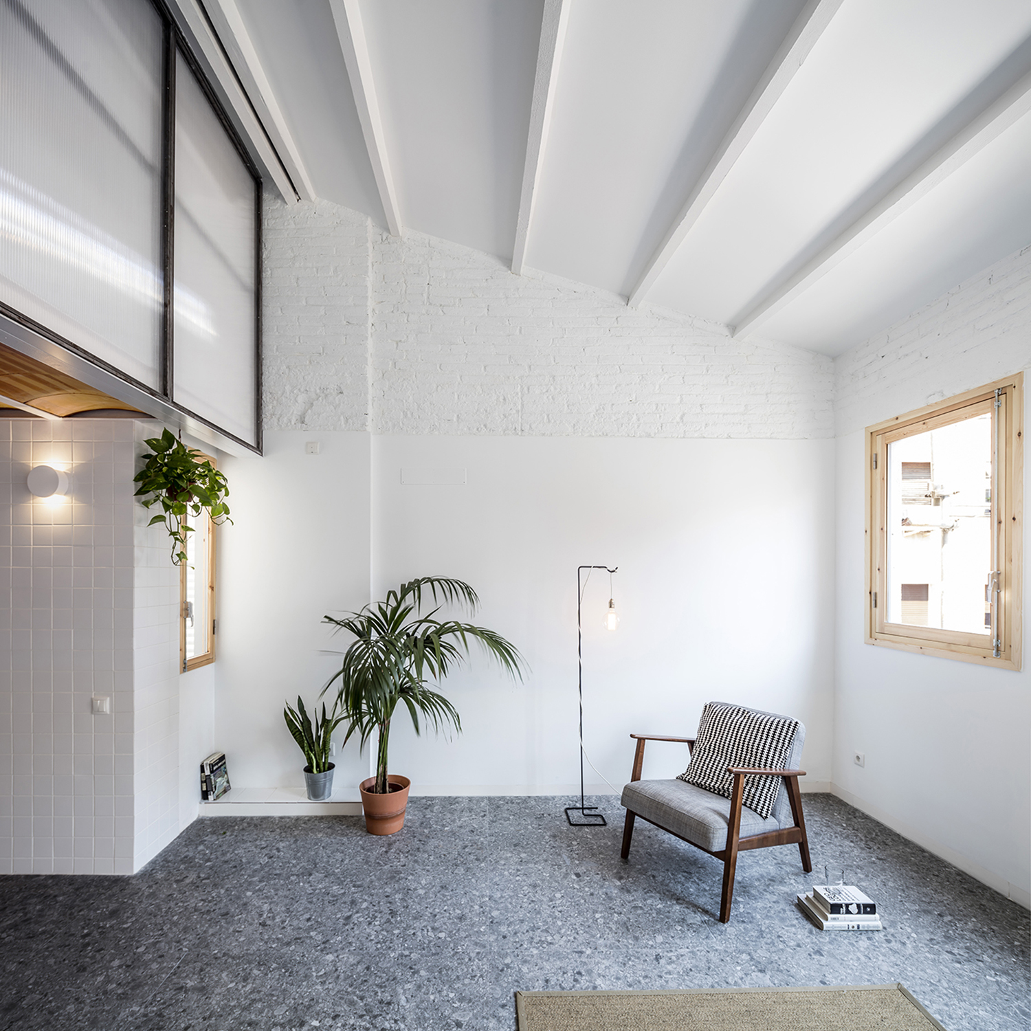 CRU innovative flat renovation project in Barcelona. La Dominique, an attic with many volumetric possibilities.