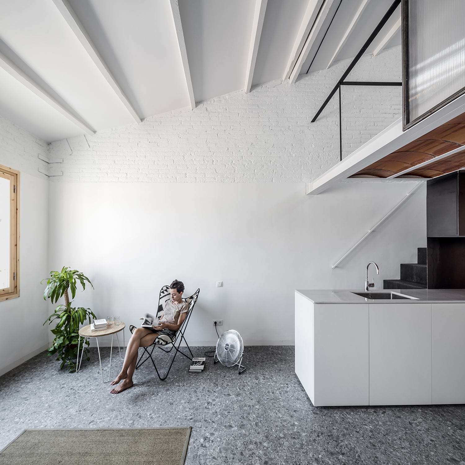 CRU innovative flat renovation project in Barcelona. La Dominique, an attic with many volumetric possibilities.