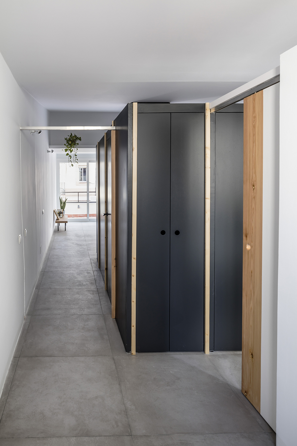 CRU innovative flat renovation project in Barcelona. La Olivia, a freestanding box that acts as a filter between the daytime and the night-time zones