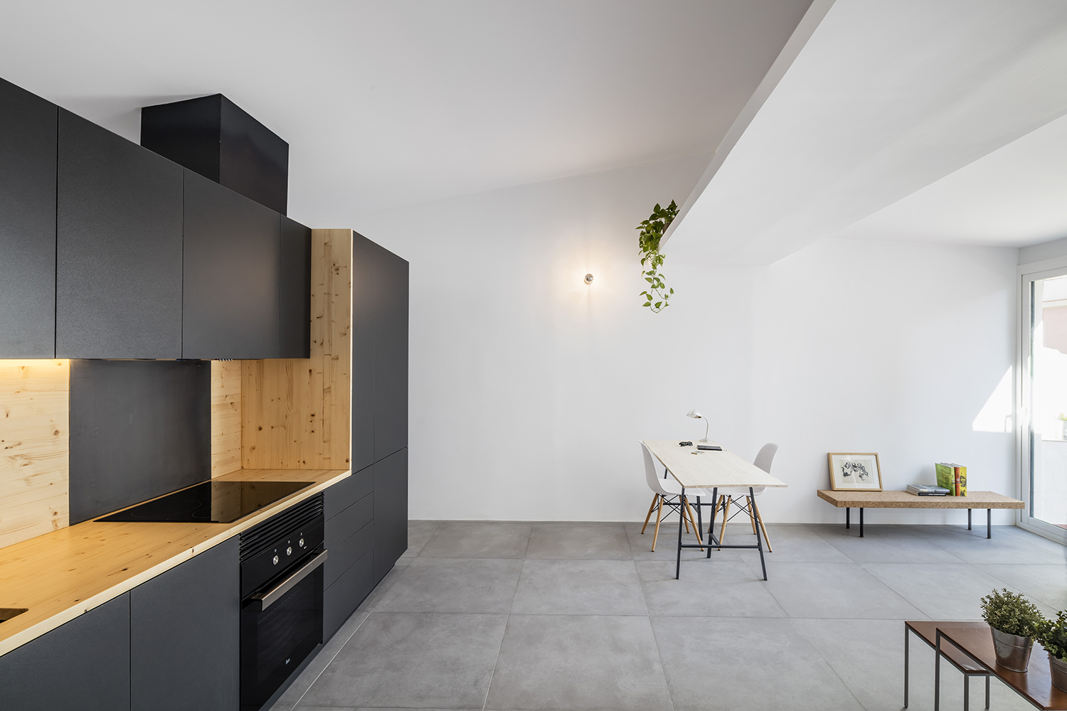 CRU innovative flat renovation project in Barcelona. La Olivia, a freestanding box that acts as a filter between the daytime and the night-time zones