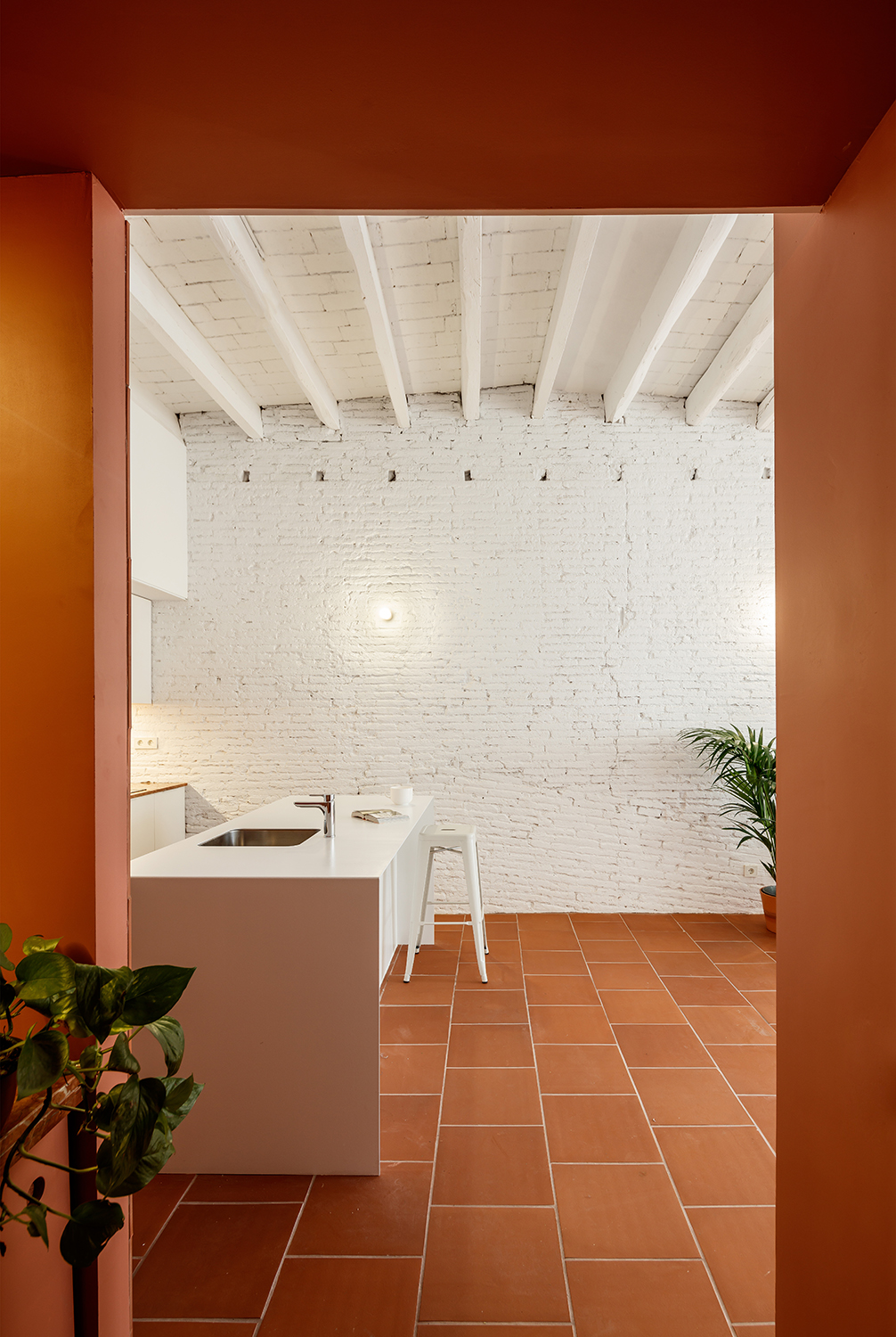 CRU innovative flat renovation project in Barcelona. La Odette, an old apartment converted into a modern and spacious piece.