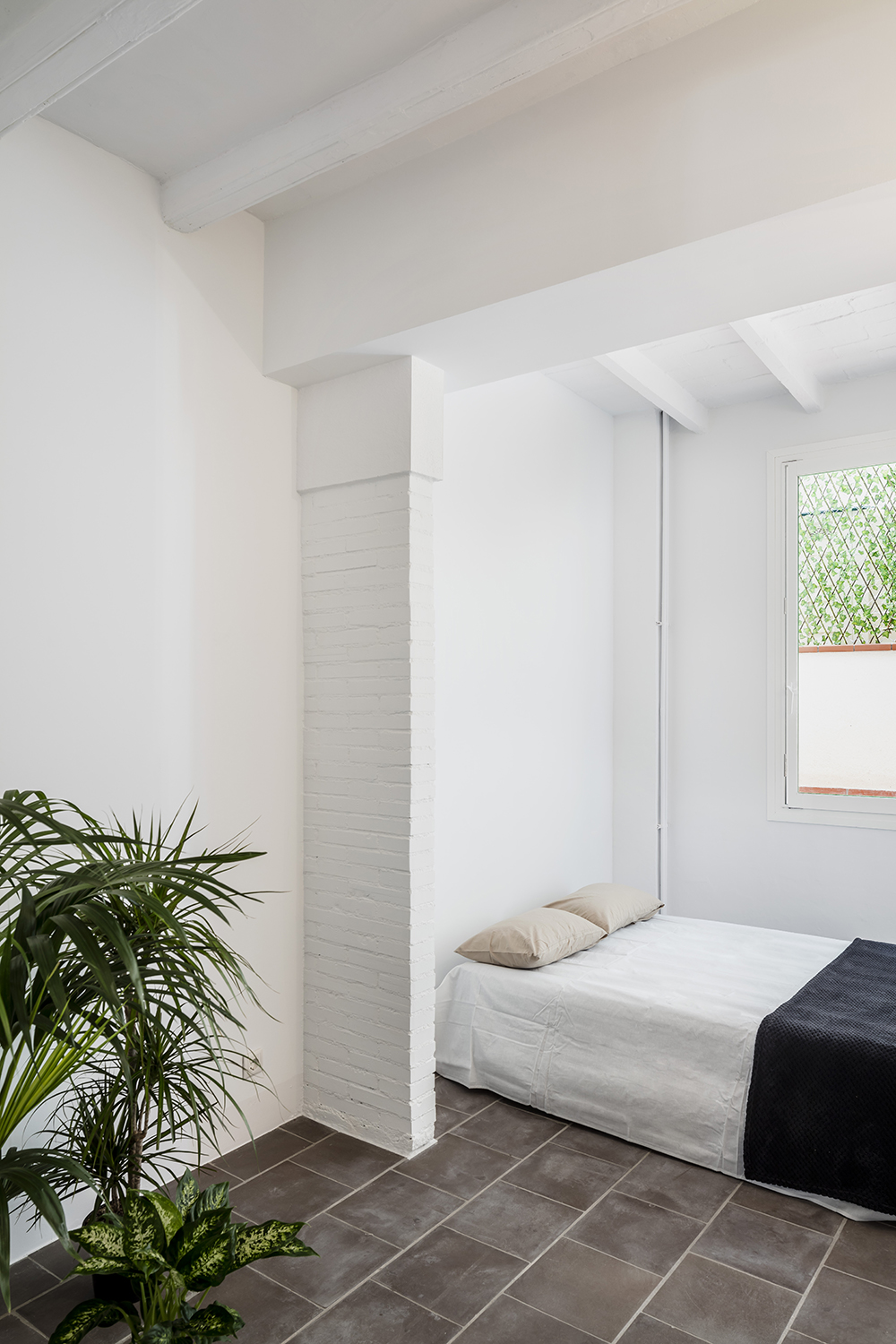 CRU innovative flat renovation project in Barcelona. La Olga, contrasts to break the volume up into planes.