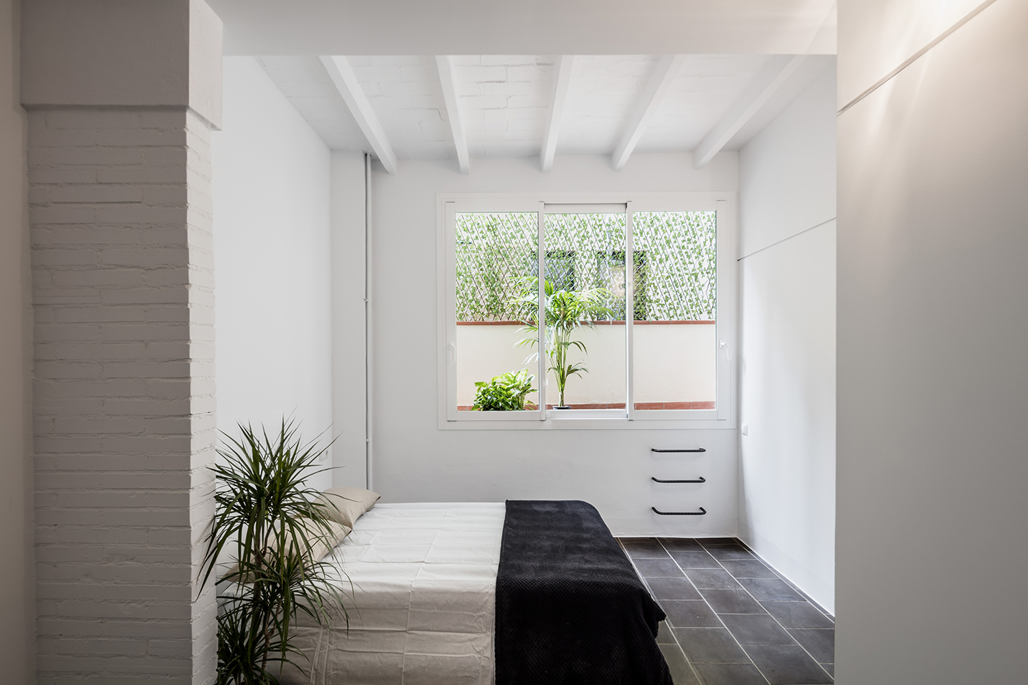 CRU innovative flat renovation project in Barcelona. La Olga, contrasts to break the volume up into planes.