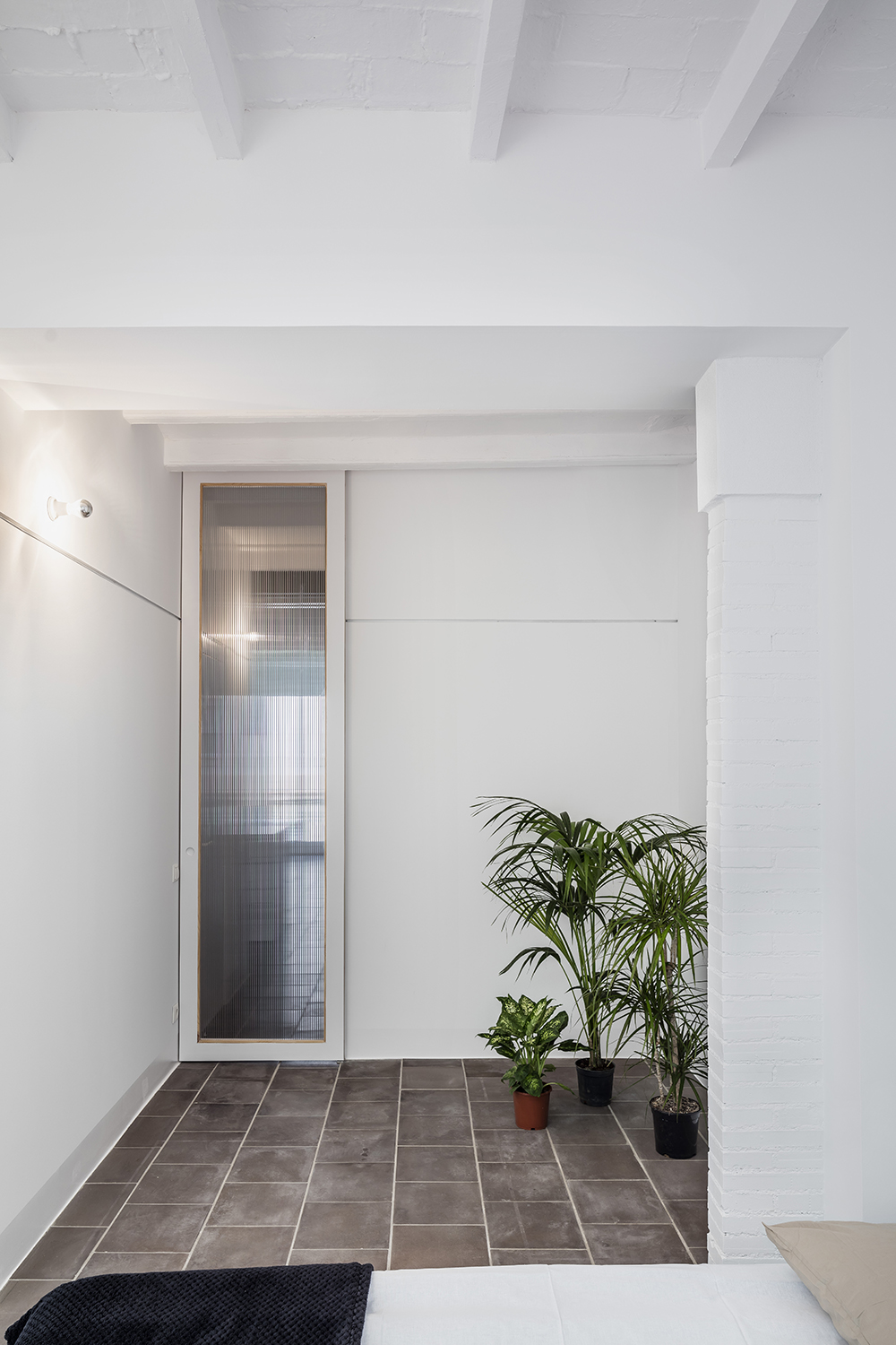 CRU innovative flat renovation project in Barcelona. La Olga, contrasts to break the volume up into planes.