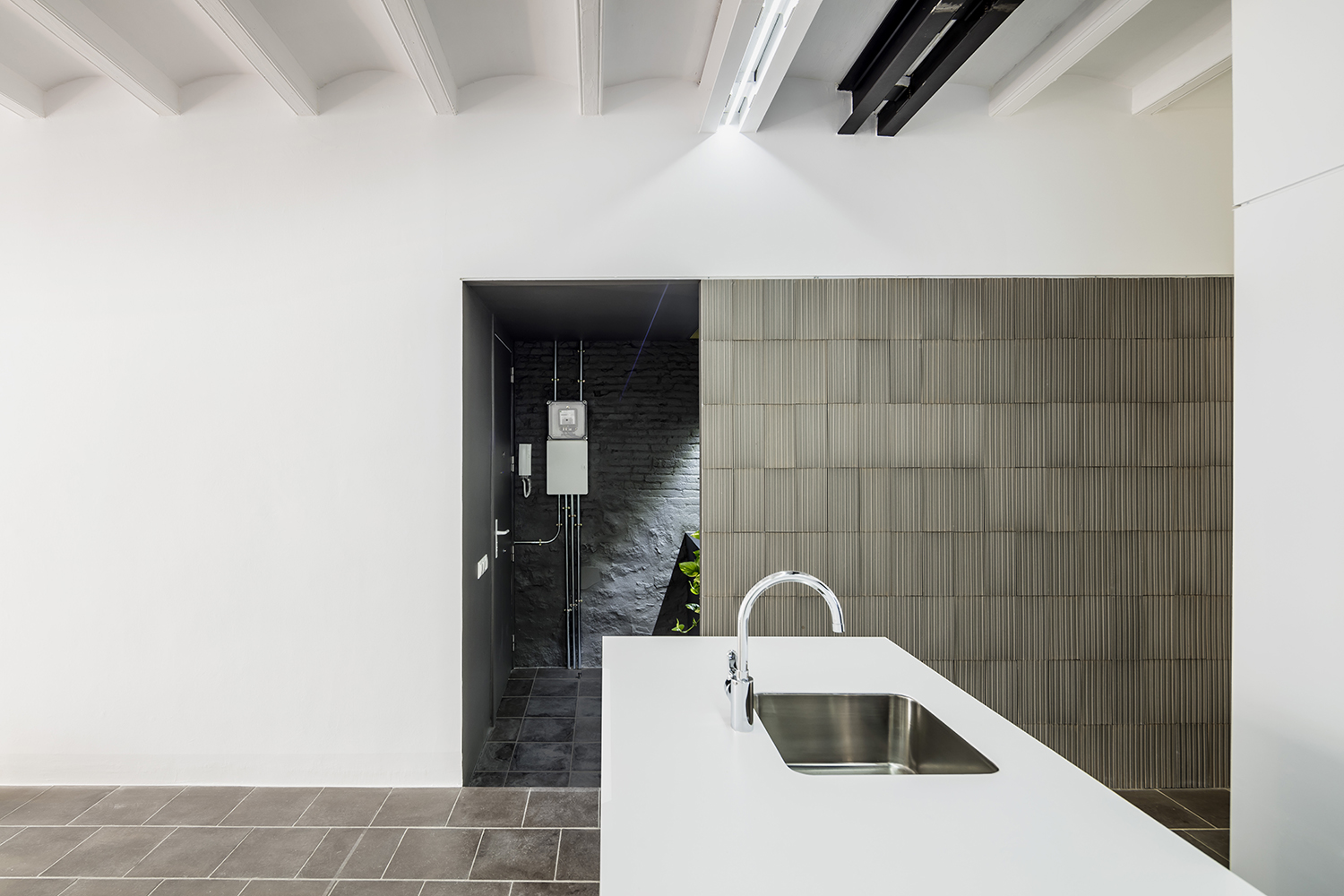 CRU innovative flat renovation project in Barcelona. La Olga, contrasts to break the volume up into planes.