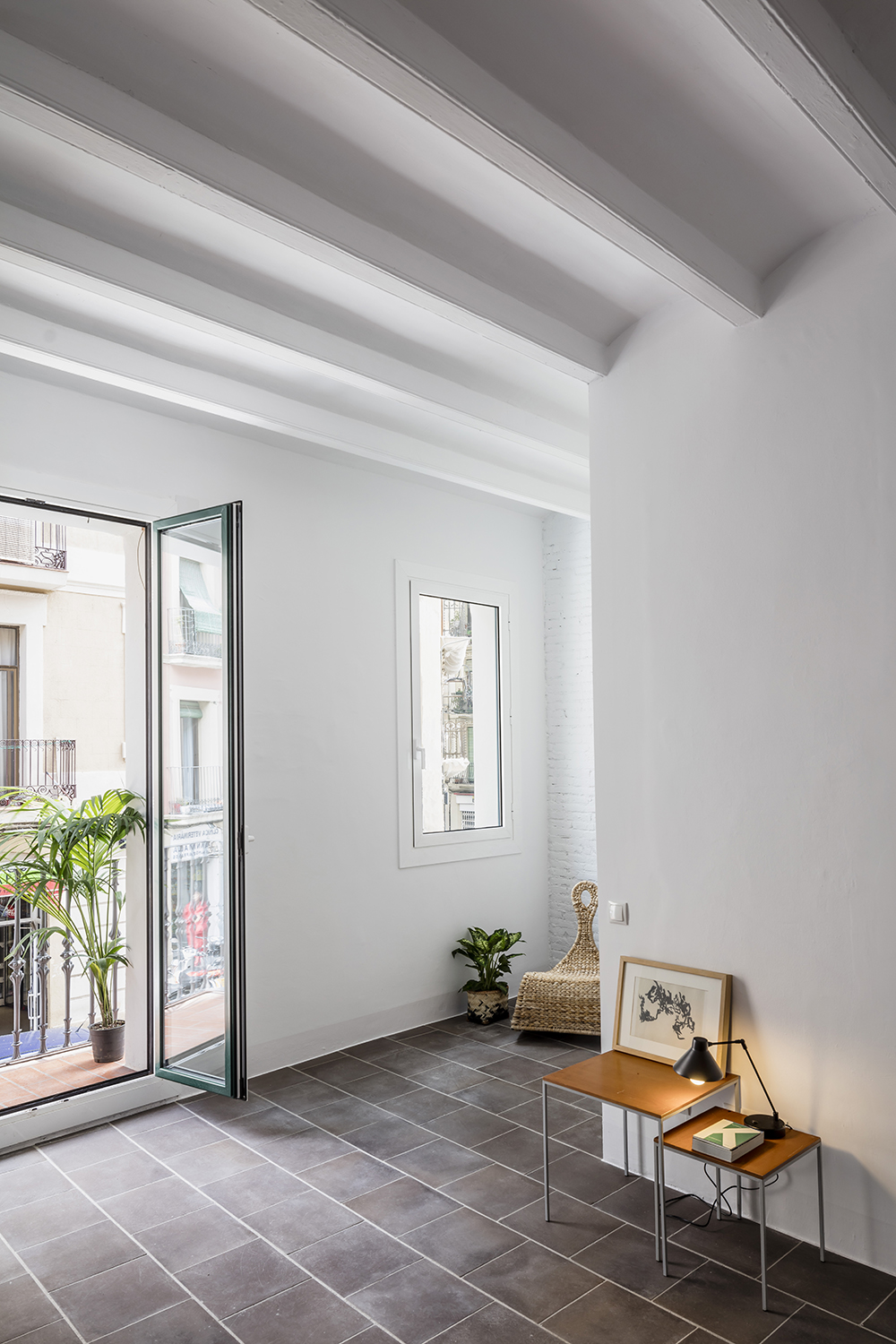 CRU innovative flat renovation project in Barcelona. La Olga, contrasts to break the volume up into planes.