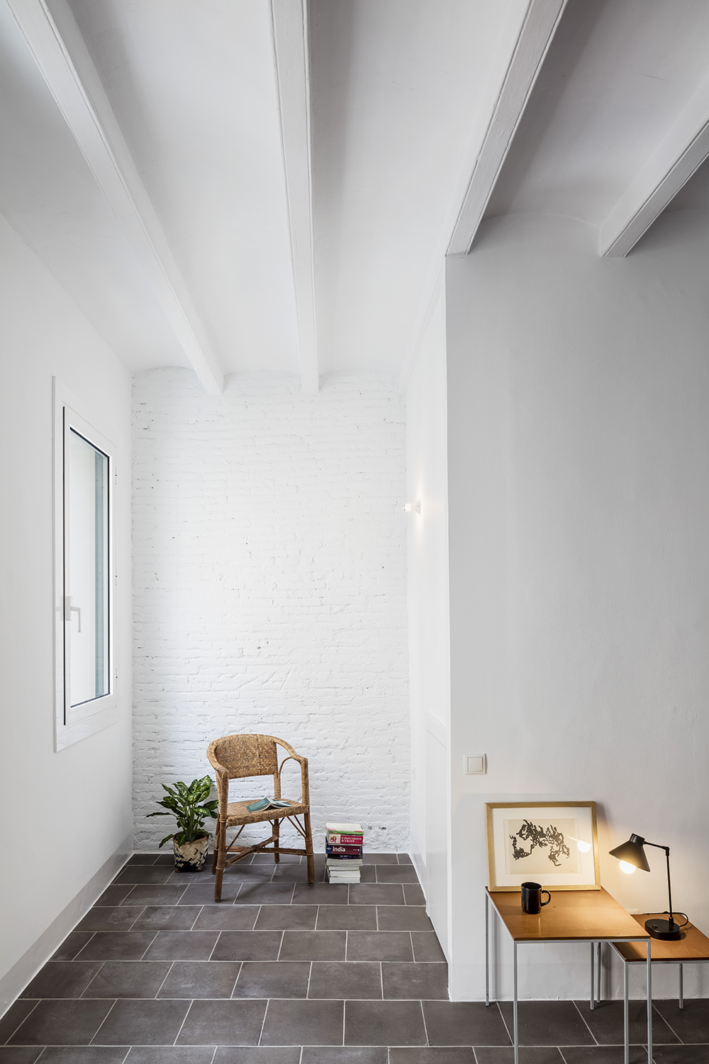 CRU innovative flat renovation project in Barcelona. La Olga, contrasts to break the volume up into planes.