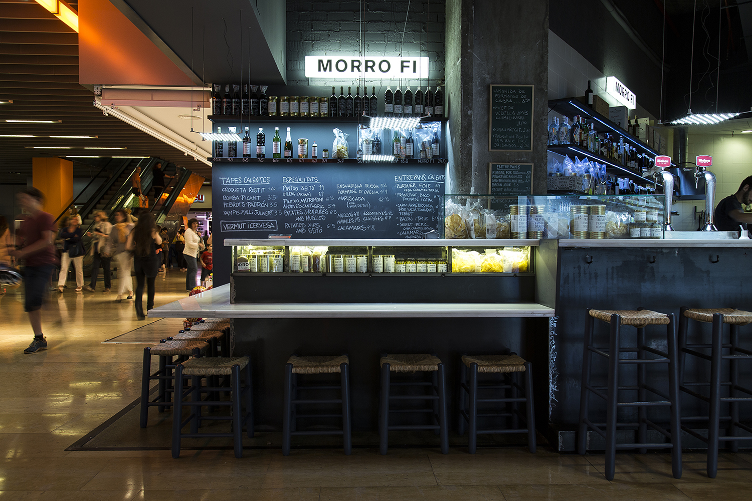 CRU projecte innovador de restaurant a Barcelona. El Morro fi, un mosaic fet de ferro, il·luminació LED, vermut i escabetxos.