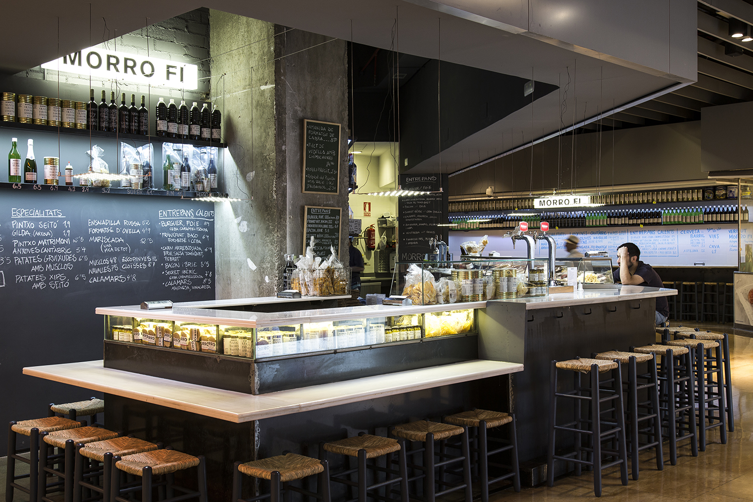 CRU projecte innovador de restaurant a Barcelona. El Morro fi, un mosaic fet de ferro, il·luminació LED, vermut i escabetxos.