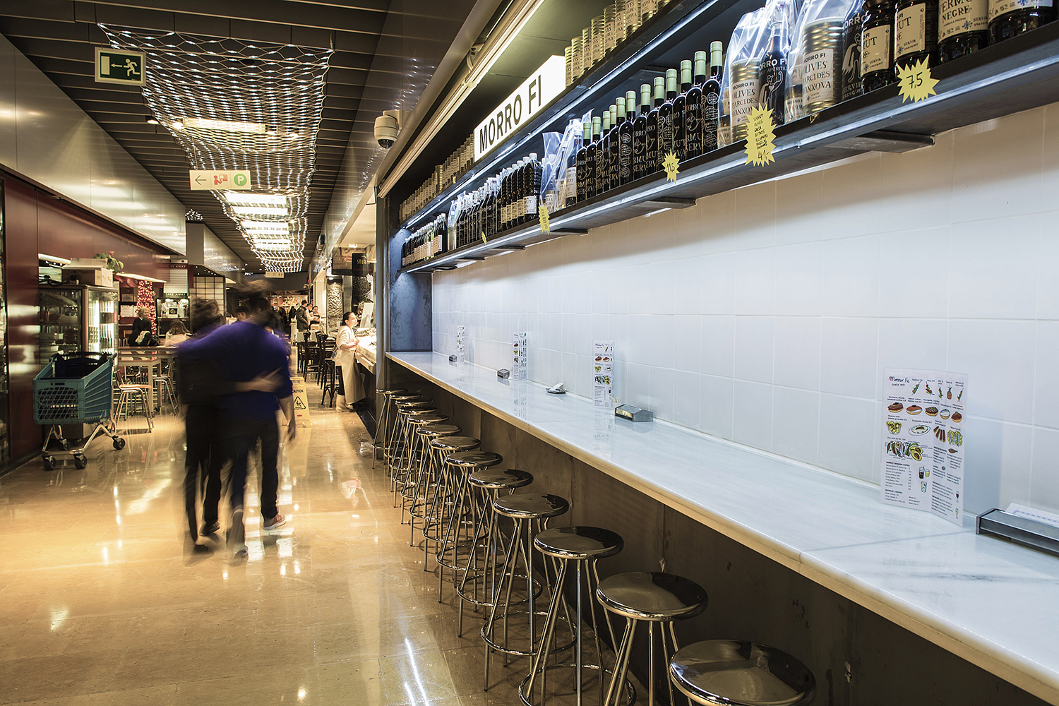 CRU projecte innovador de restaurant a Barcelona. El Morro fi, un mosaic fet de ferro, il·luminació LED, vermut i escabetxos.