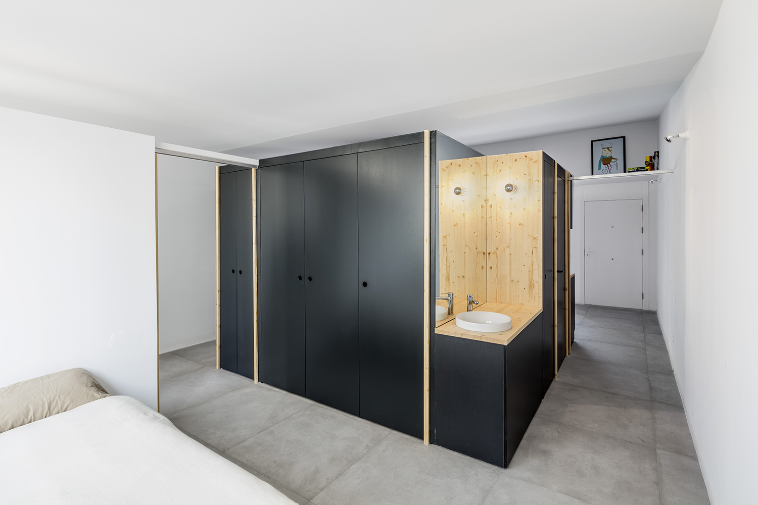 CRU innovative flat renovation project in Barcelona. La Olivia, a freestanding box that acts as a filter between the daytime and the night-time zones