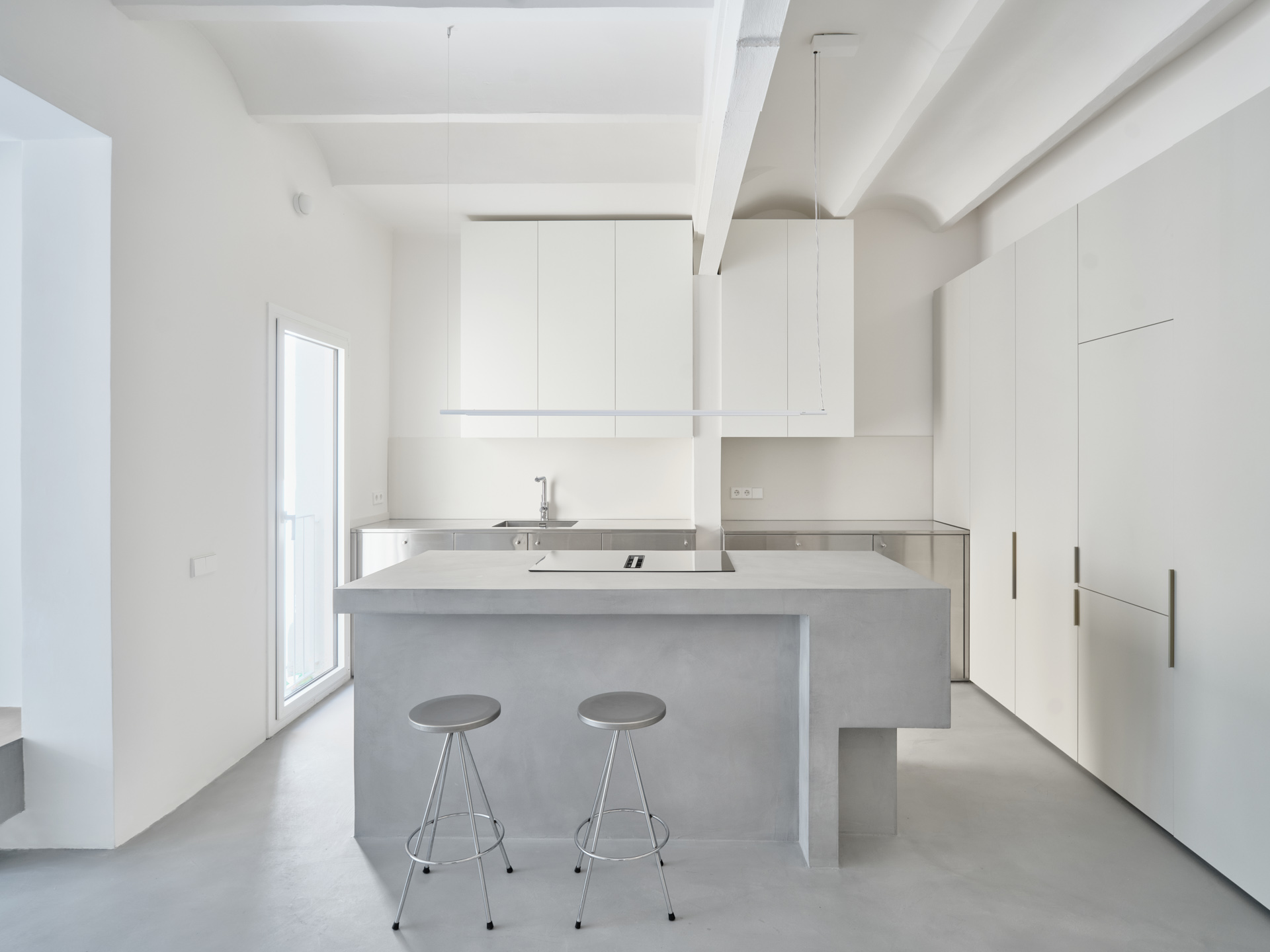 CRU innovative flat renovation project in Barcelona. La Sienna, a duality between materials that build the space