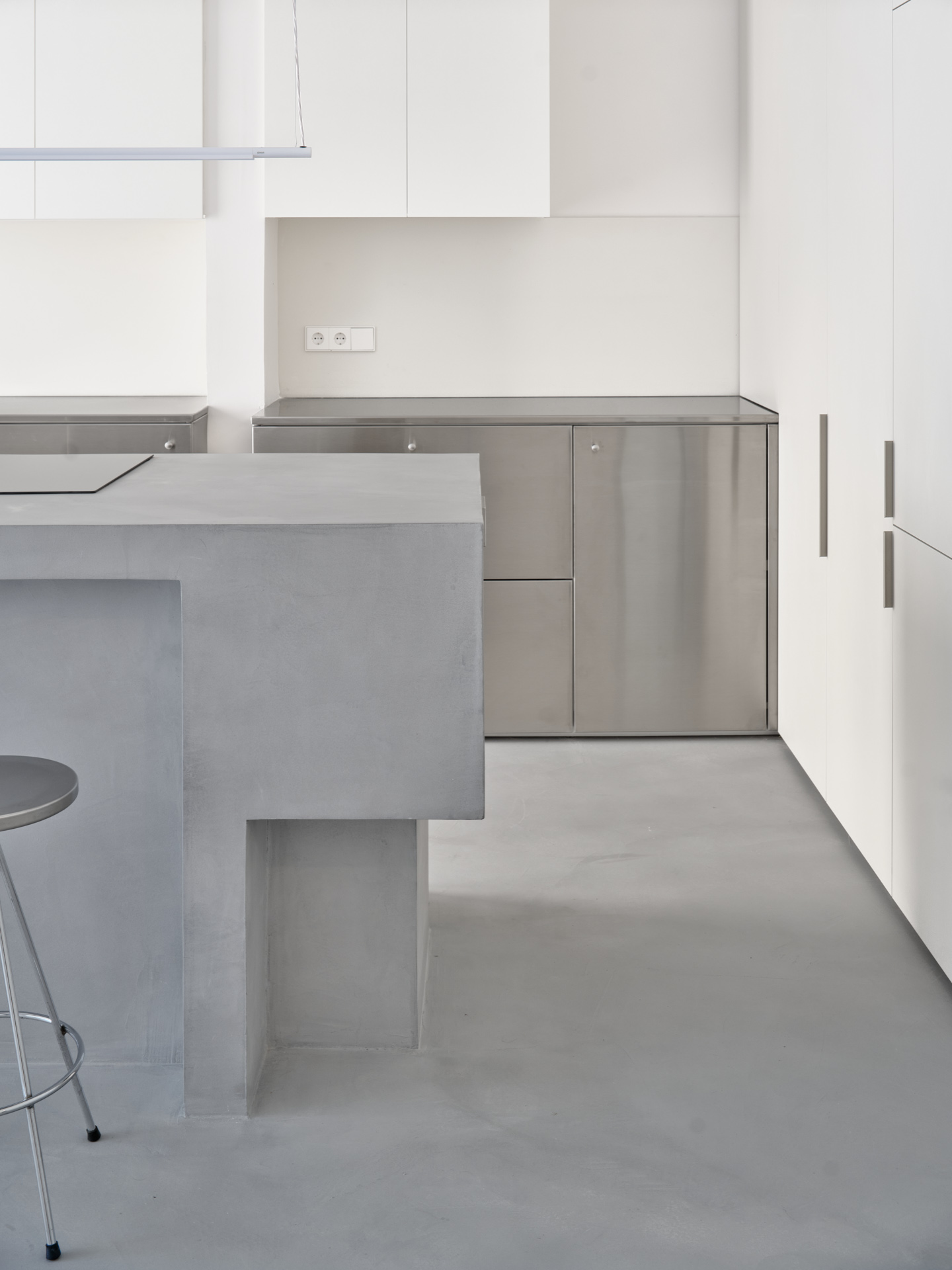 CRU innovative flat renovation project in Barcelona. La Sienna, a duality between materials that build the space