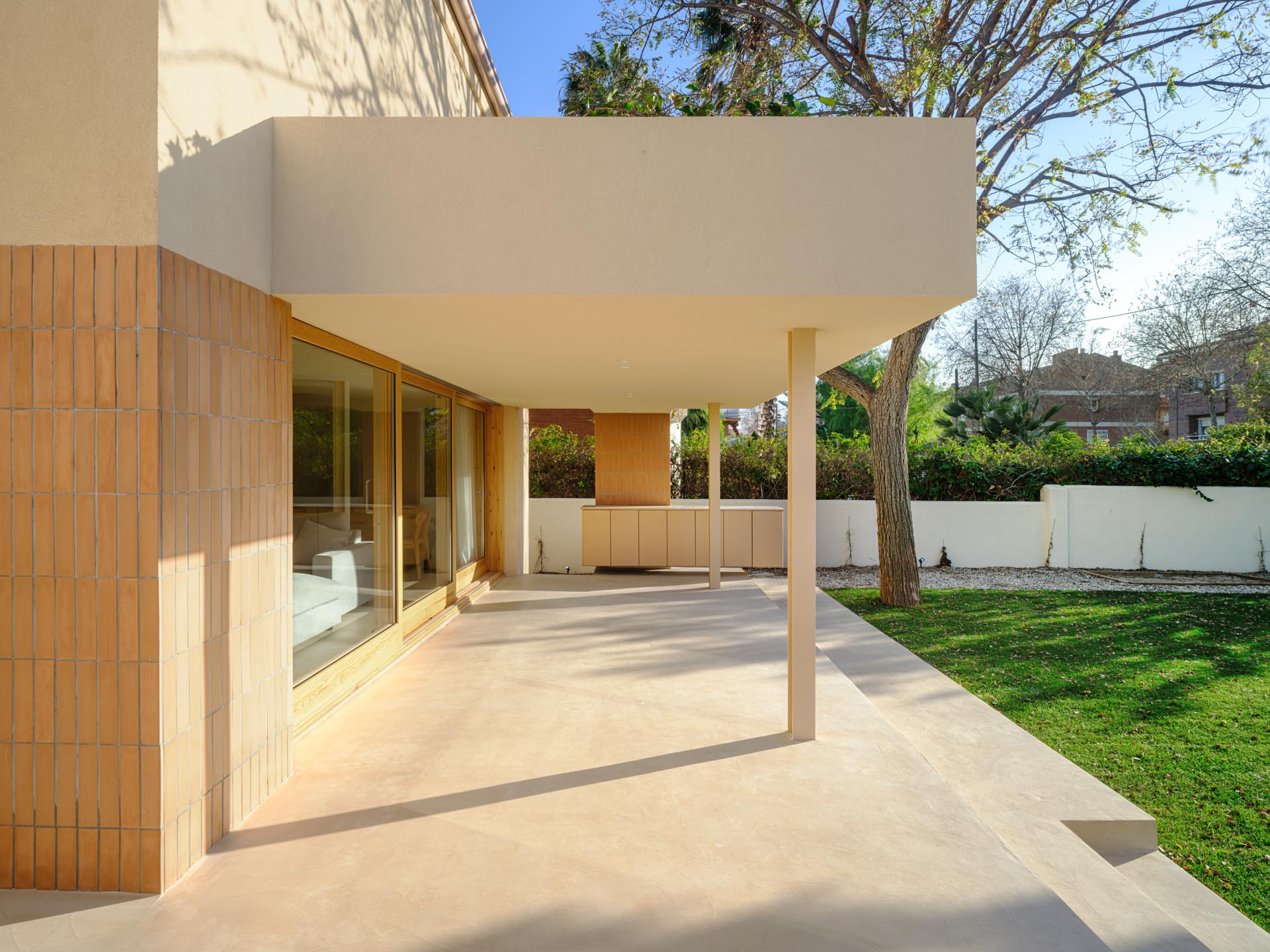 CRU innovative house renovation project in Castelldefels. La Alicia, an old house converted into a modern and natural space