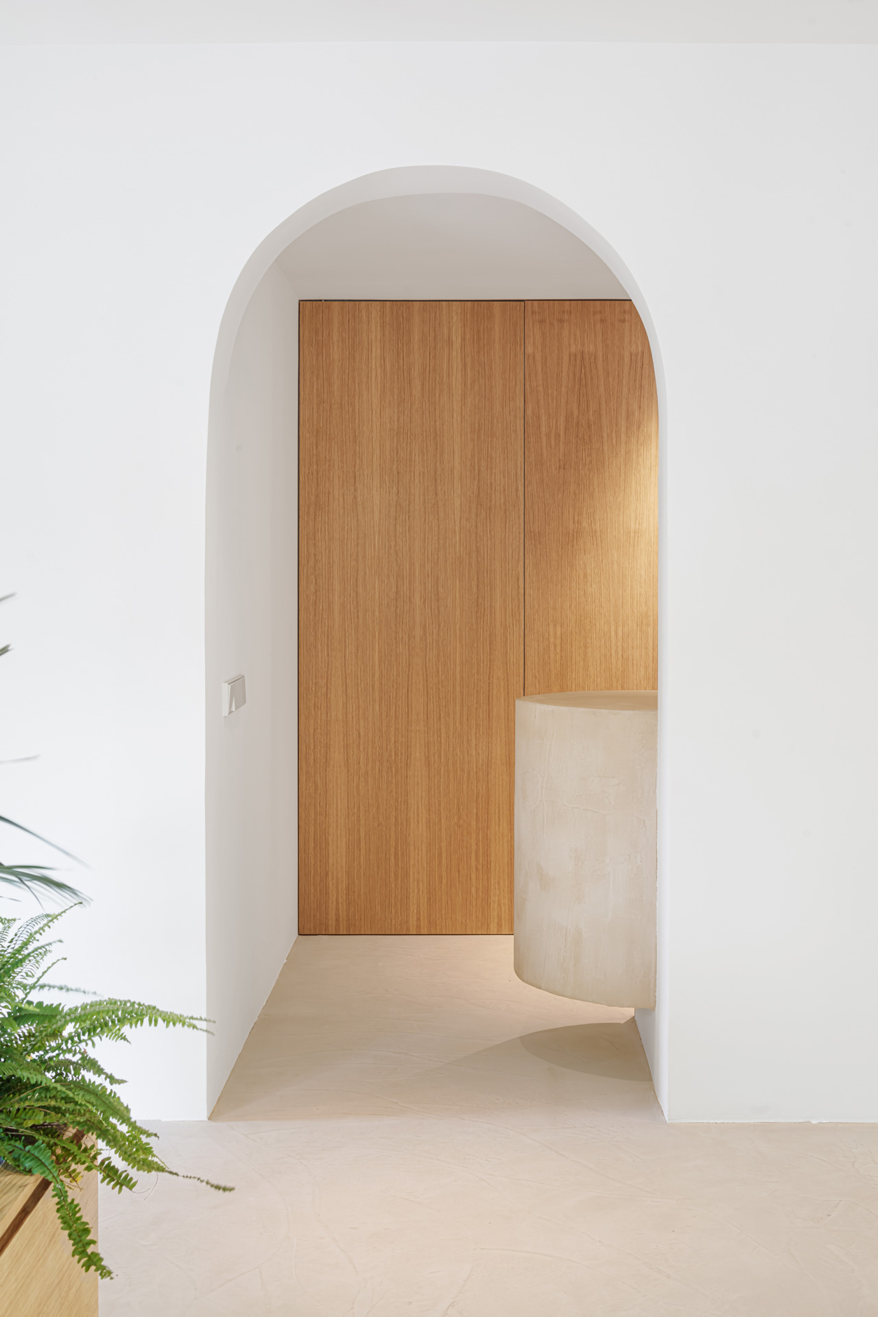 CRU innovative house renovation project in Castelldefels. La Alicia, an old house converted into a modern and natural space