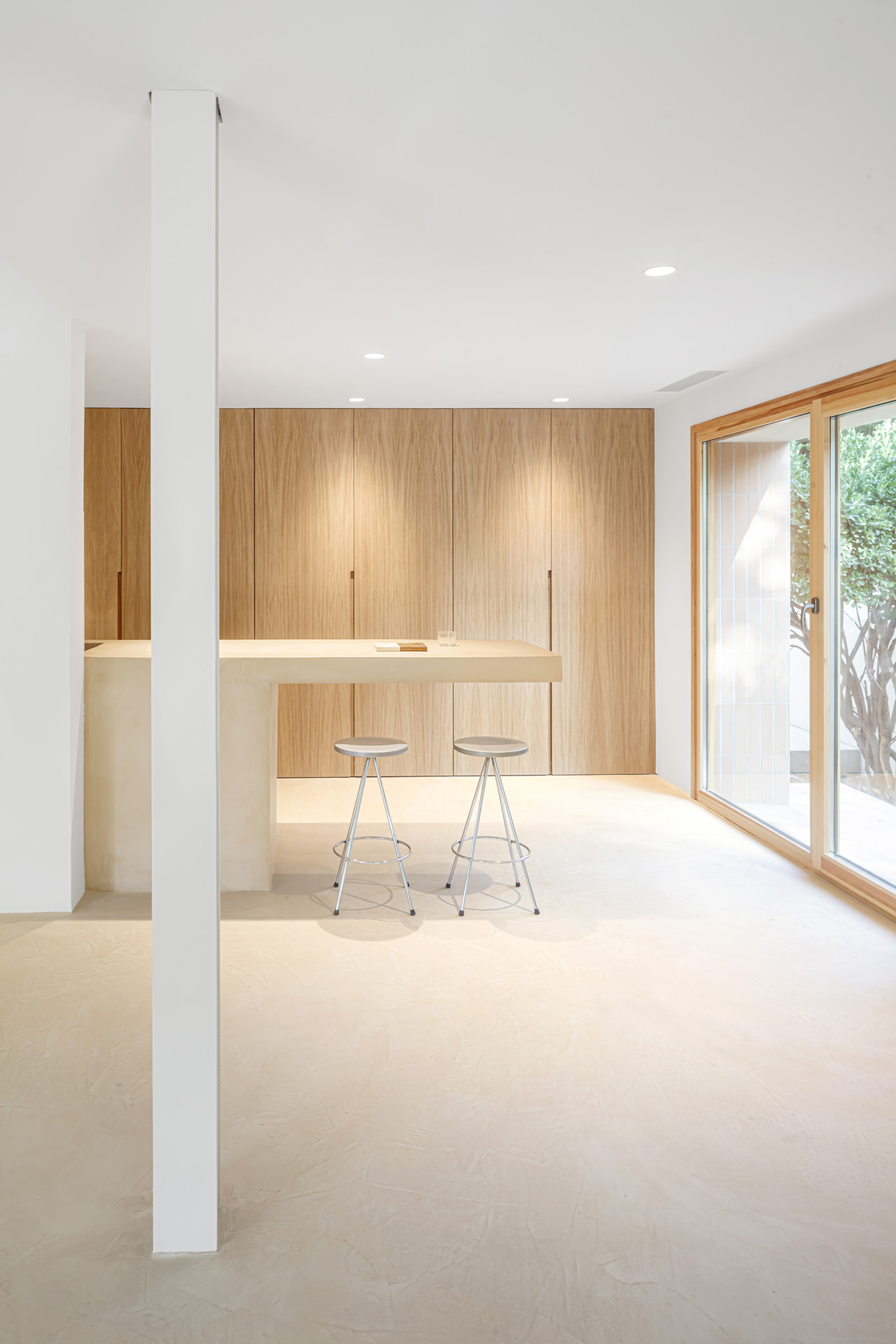 CRU innovative house renovation project in Castelldefels. La Alicia, an old house converted into a modern and natural space