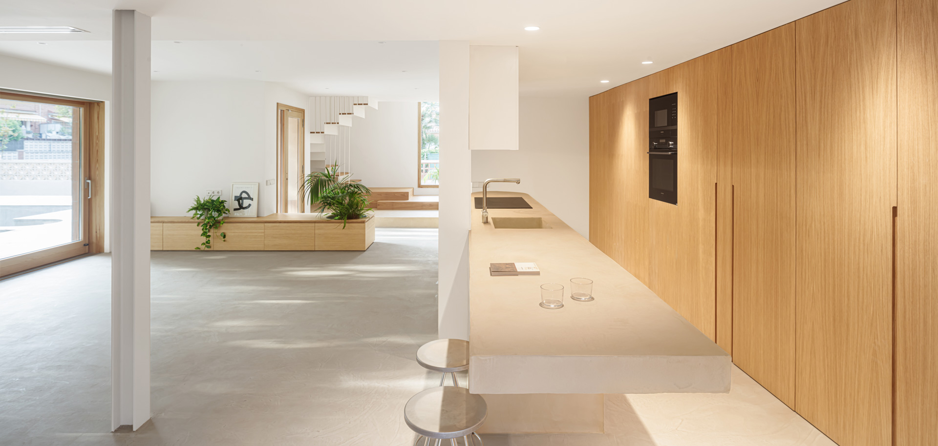 CRU innovative house renovation project in Castelldefels. La Alicia, an old house converted into a modern and natural space