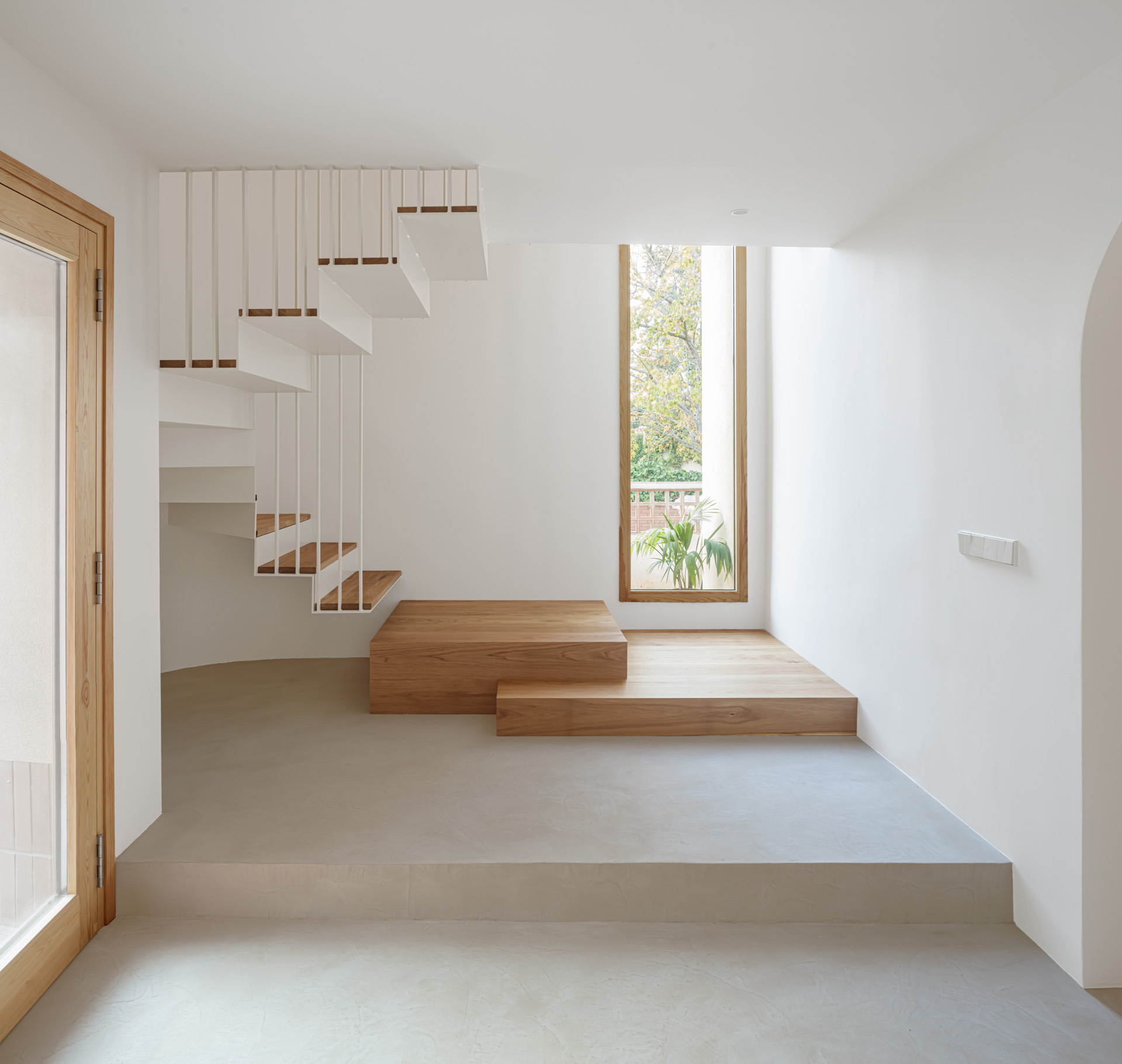 CRU innovative house renovation project in Castelldefels. La Alicia, an old house converted into a modern and natural space