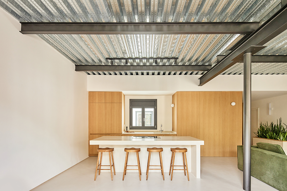 CRU innovative flat renovation project in Ripoll. La Belen, an apartment converted into a modern and natural space