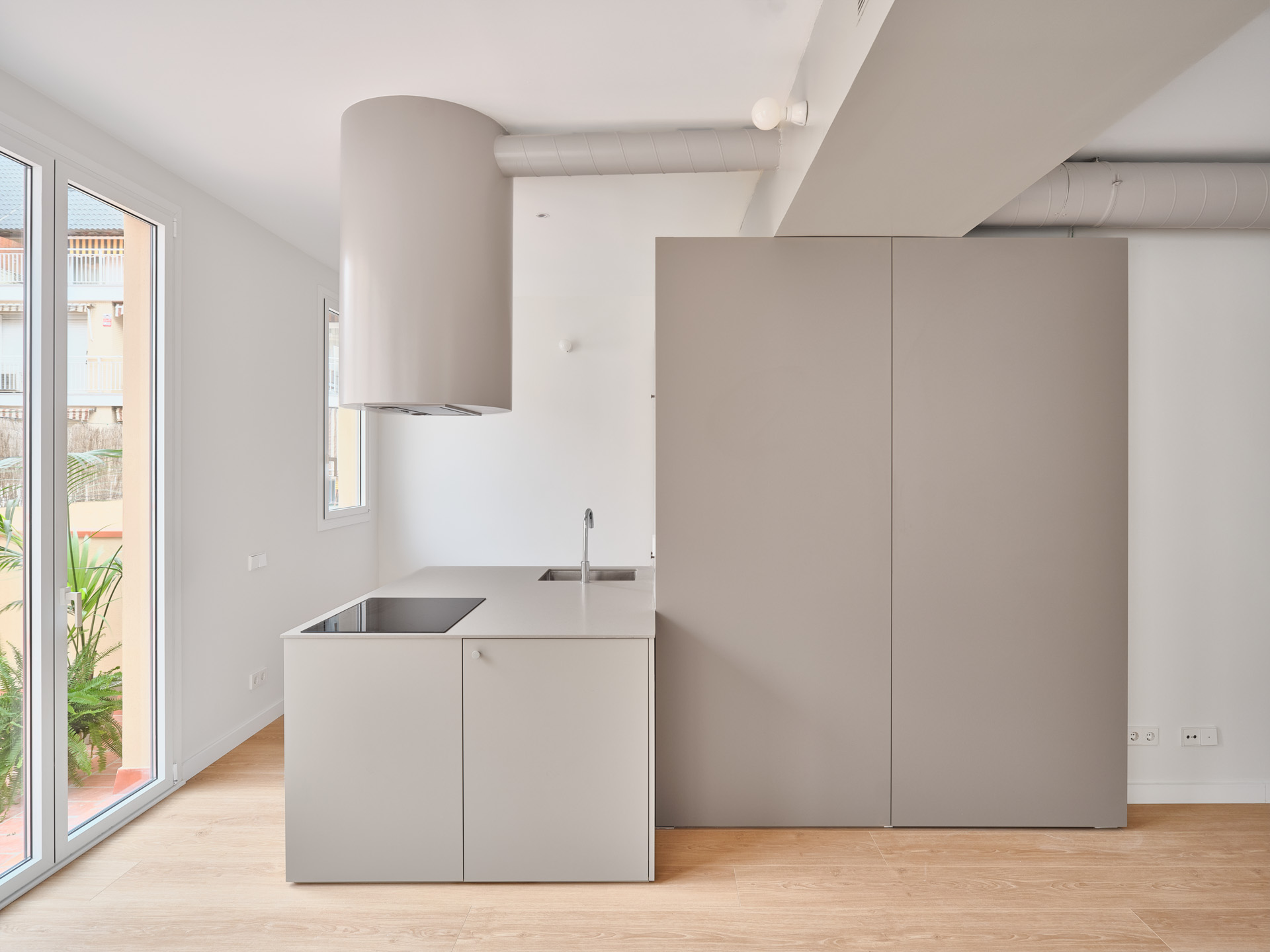 CRU innovative flat renovation project in Barcelona. La Fiona, an apartment converted into a modern and neutral space