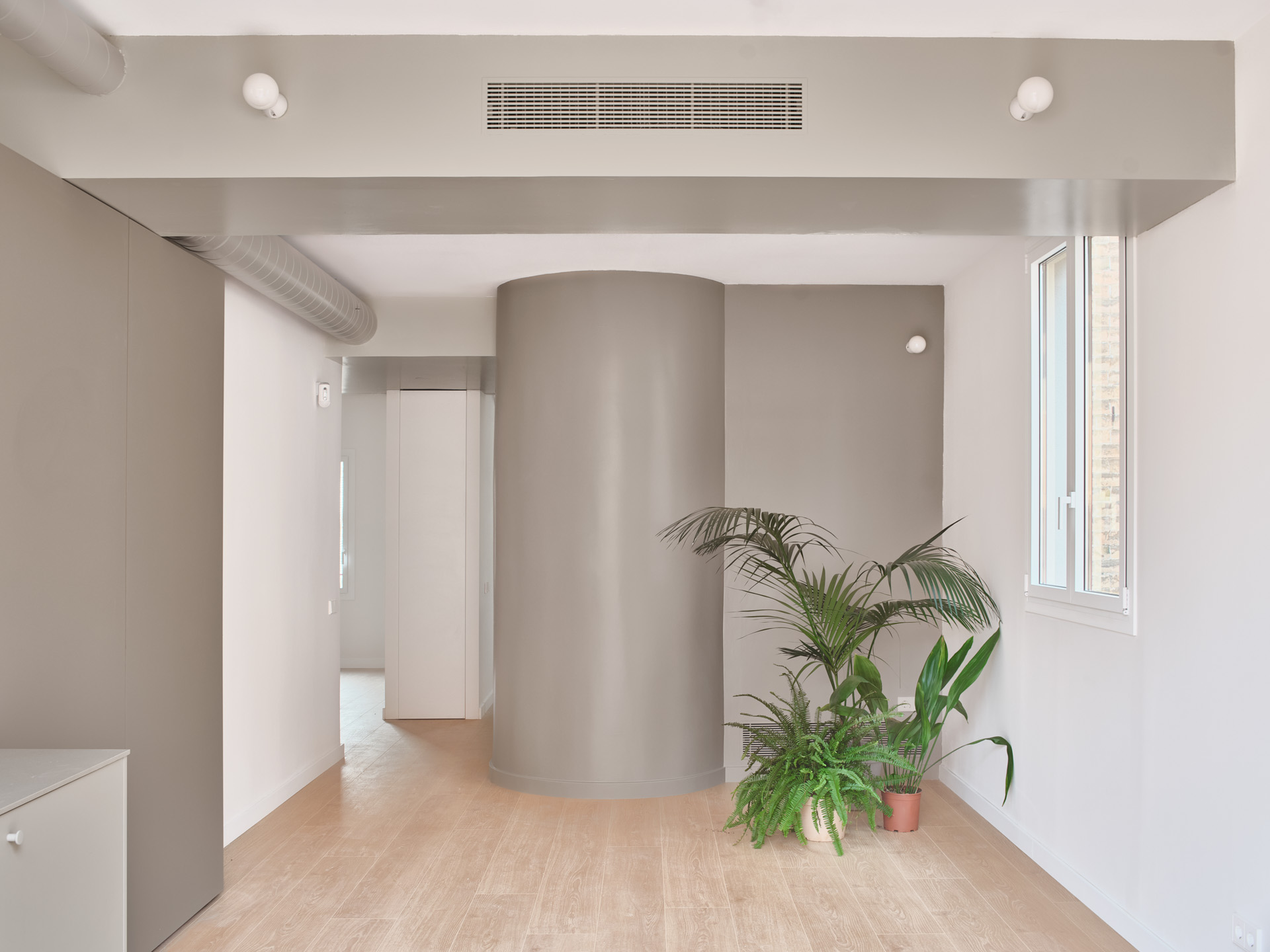 CRU innovative flat renovation project in Barcelona. La Fiona, an apartment converted into a modern and neutral space