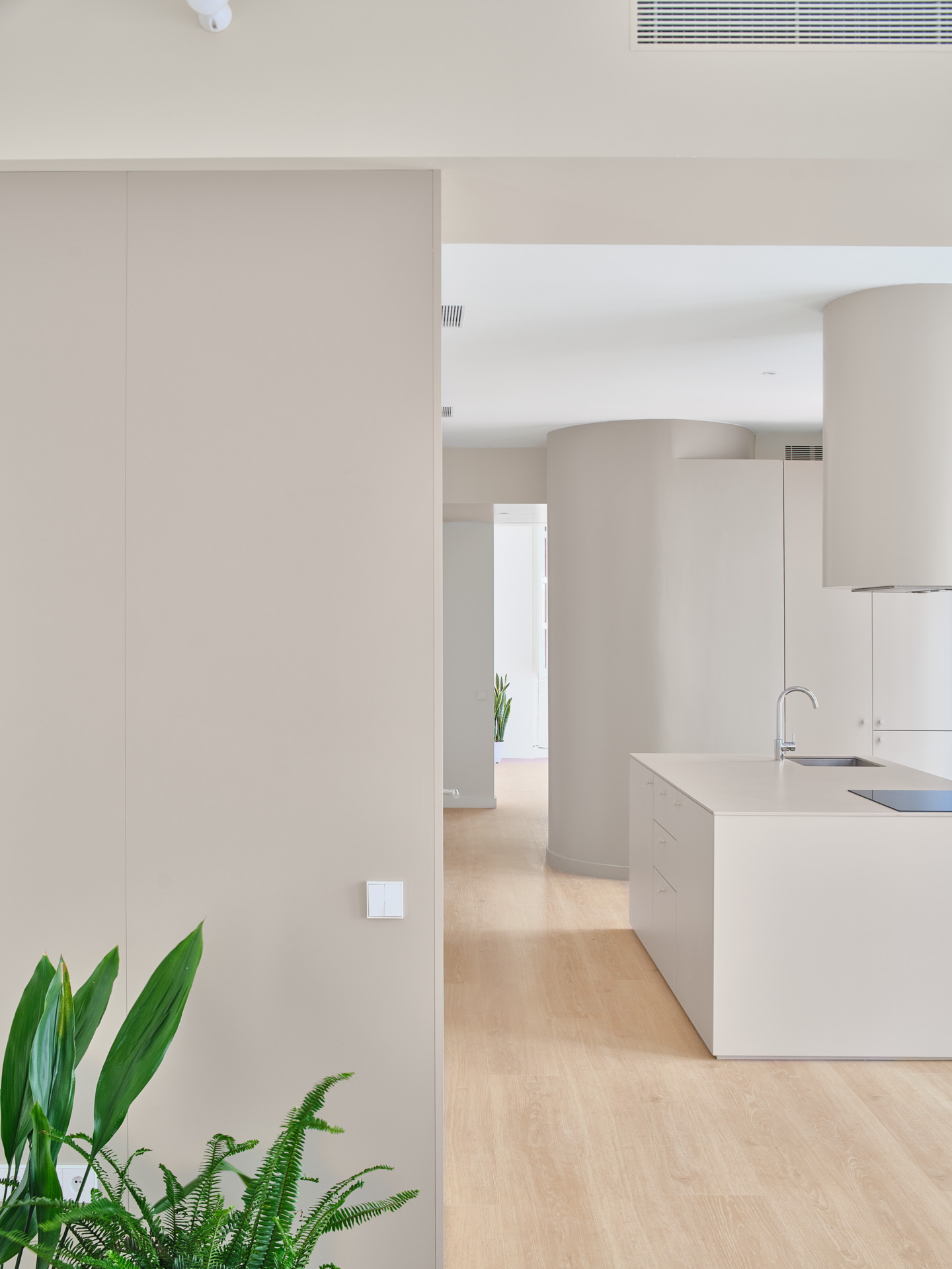 CRU innovative flat renovation project in Barcelona. La Fiona, an apartment converted into a modern and neutral space