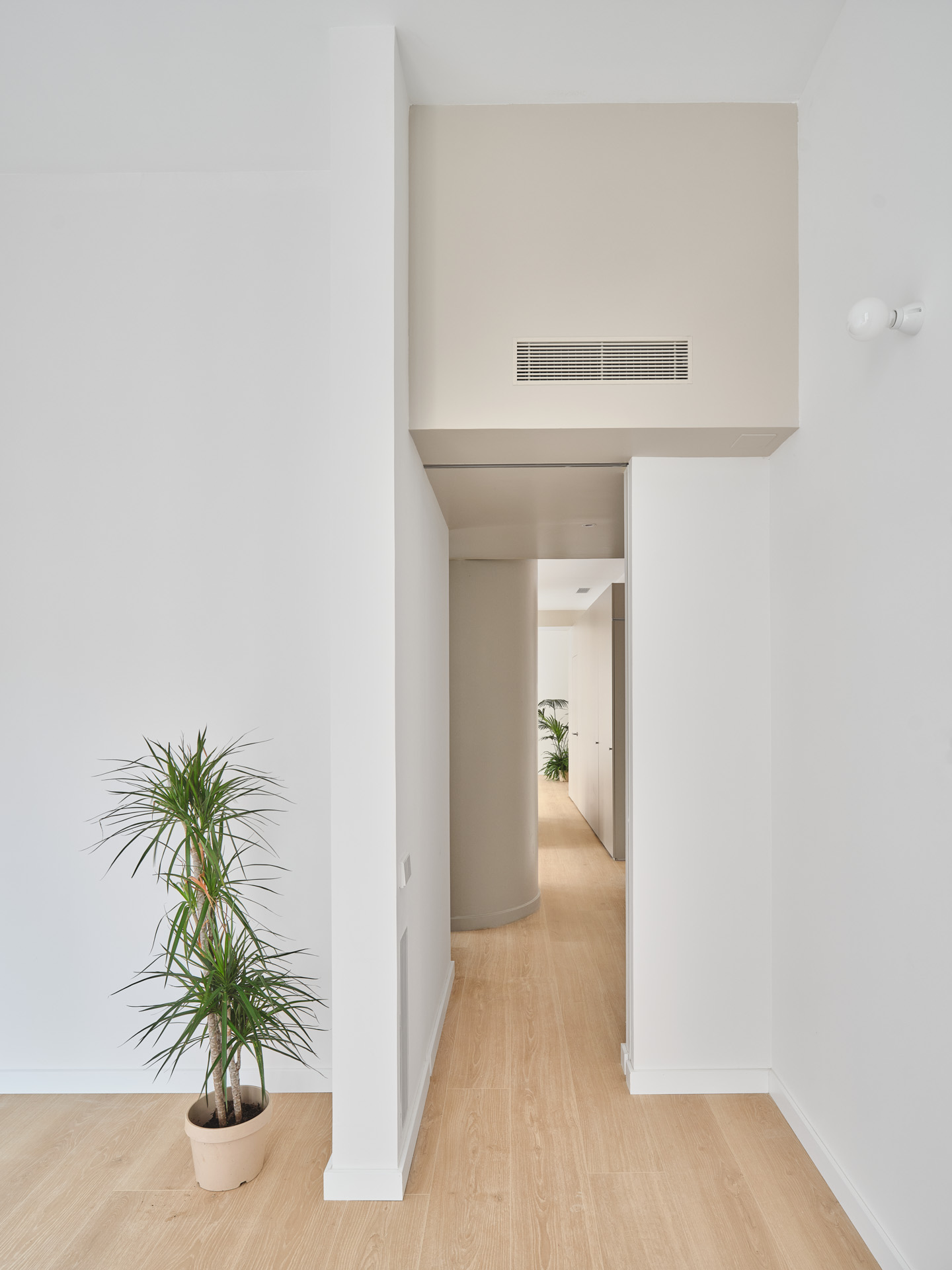 CRU innovative flat renovation project in Barcelona. La Fiona, an apartment converted into a modern and neutral space