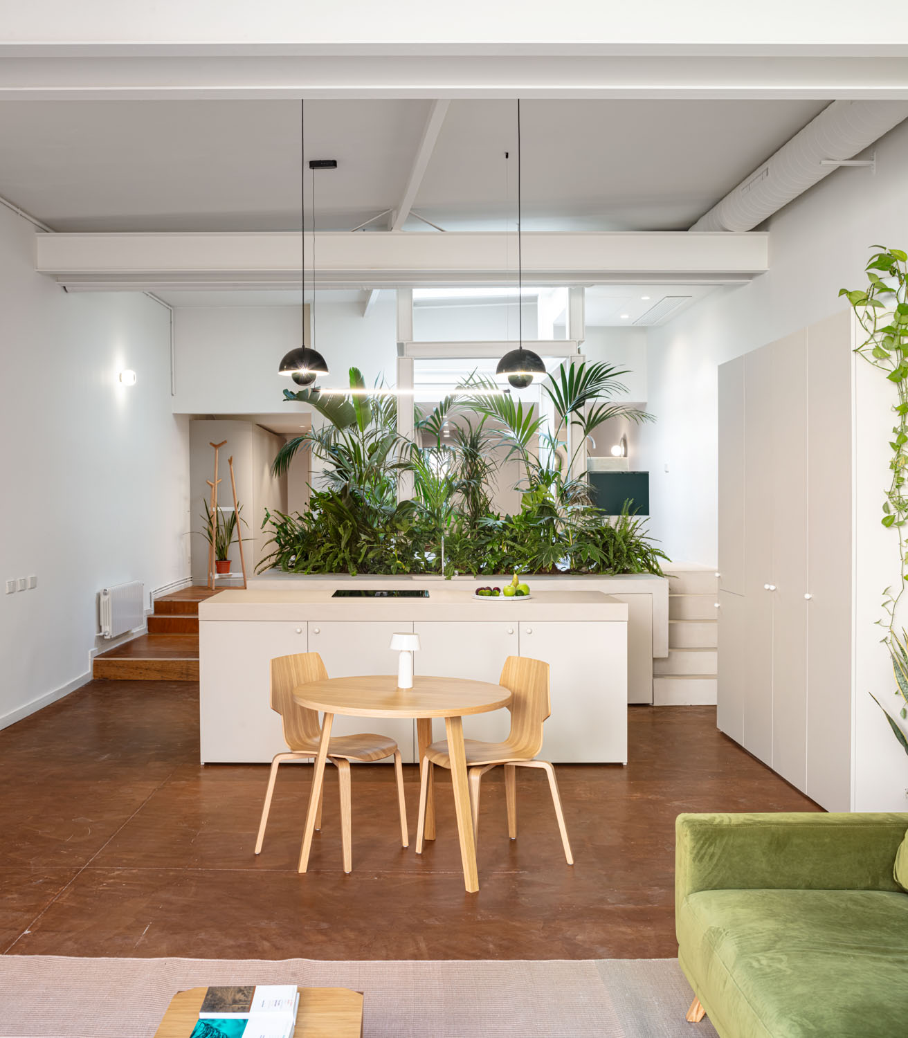 CRU innovative flat renovation project in Barcelona. La Violeta, an apartment converted into a modern and natural space