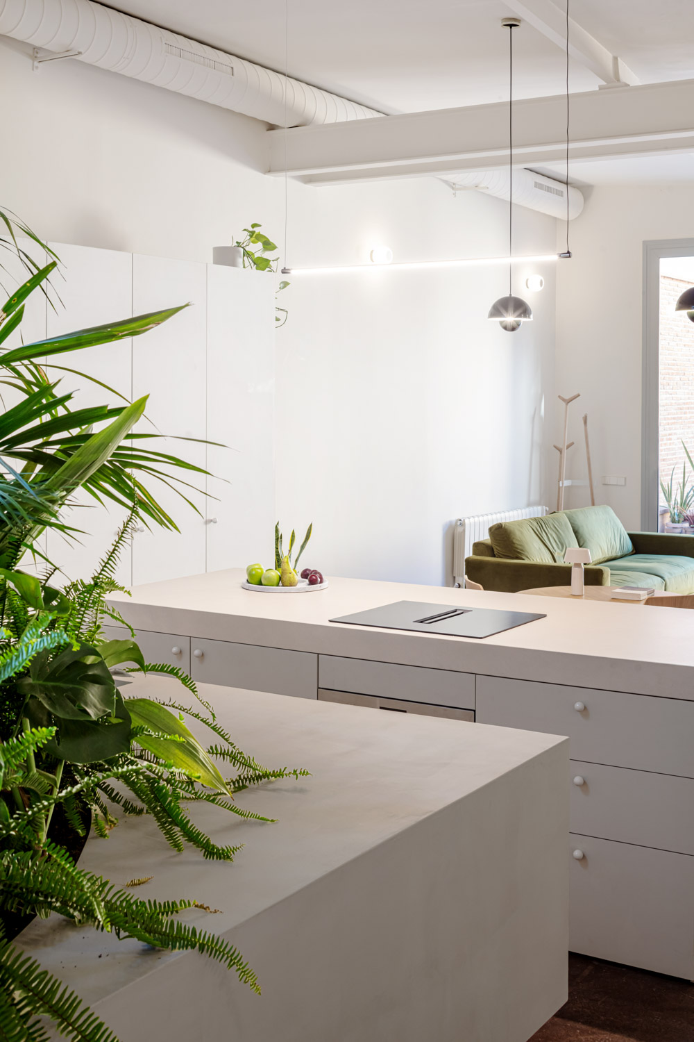 CRU innovative flat renovation project in Barcelona. La Violeta, an apartment converted into a modern and natural space