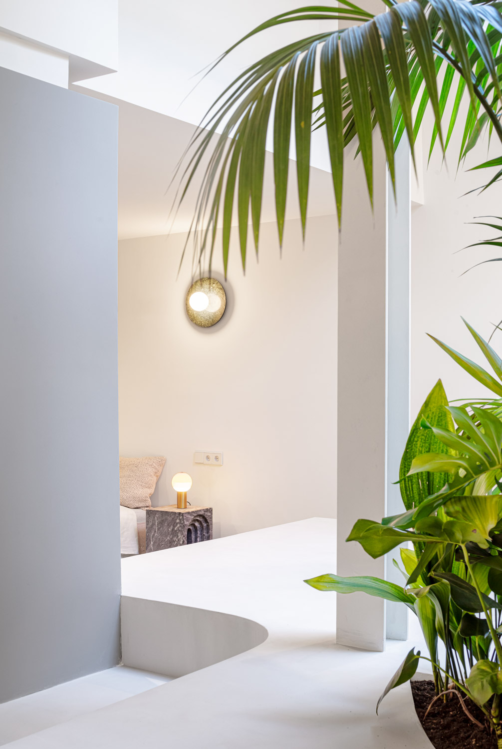 CRU innovative flat renovation project in Barcelona. La Violeta, an apartment converted into a modern and natural space