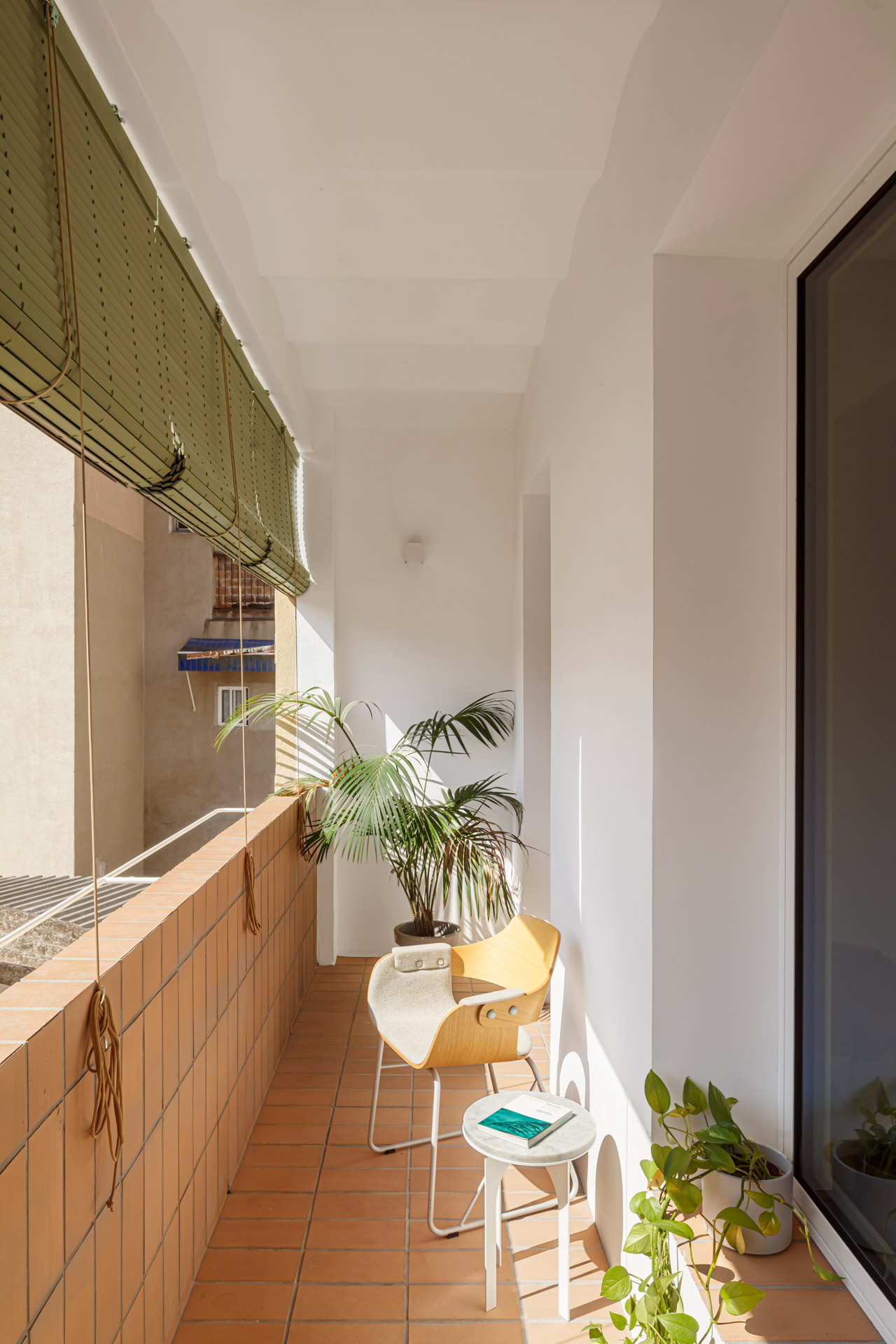 CRU innovative flat renovation project in Barcelona. La Gemma, an apartment converted into a modern and colorful space