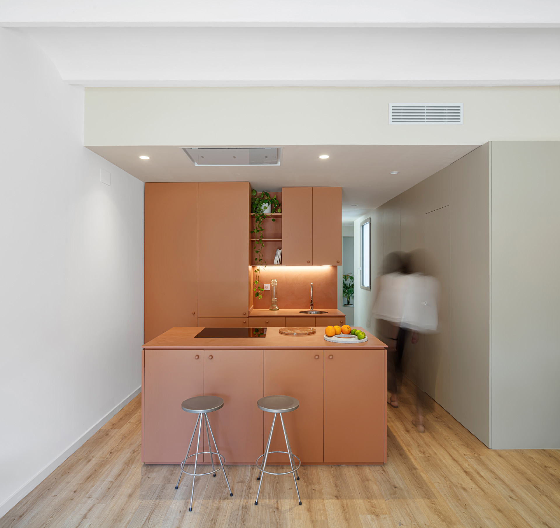 CRU innovative flat renovation project in Barcelona. La Gemma, an apartment converted into a modern and colorful space