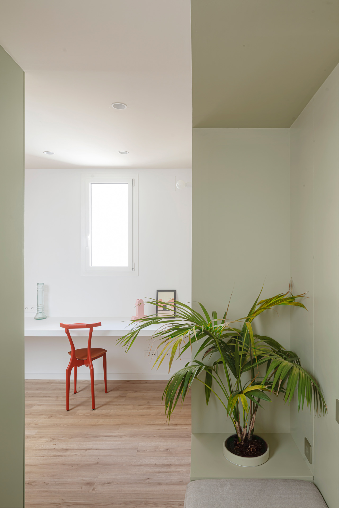 CRU innovative flat renovation project in Barcelona. La Gemma, an apartment converted into a modern and colorful space