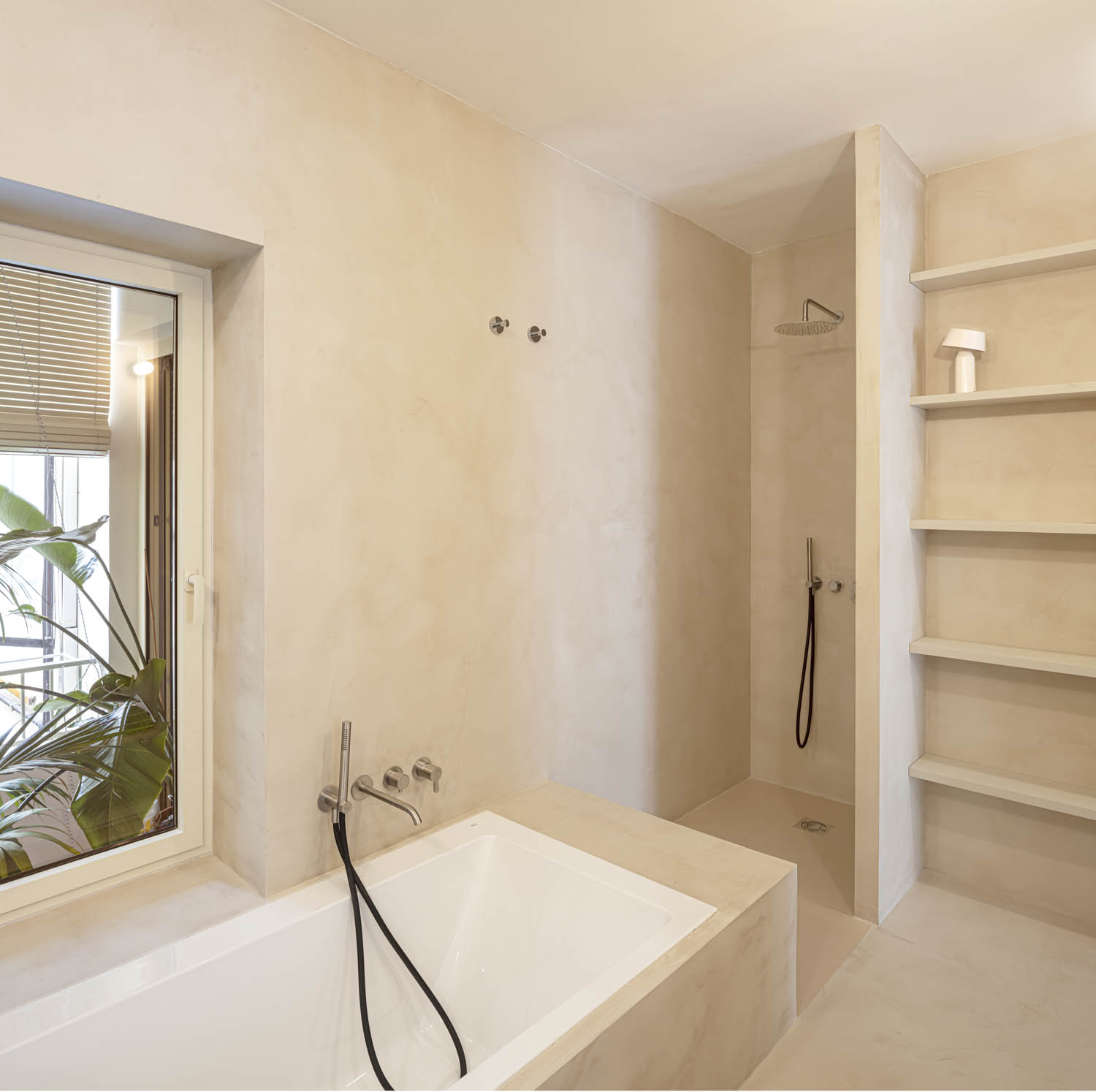 CRU innovative flat renovation project in Barcelona. La Laura, an apartment converted into a modern and neutral space