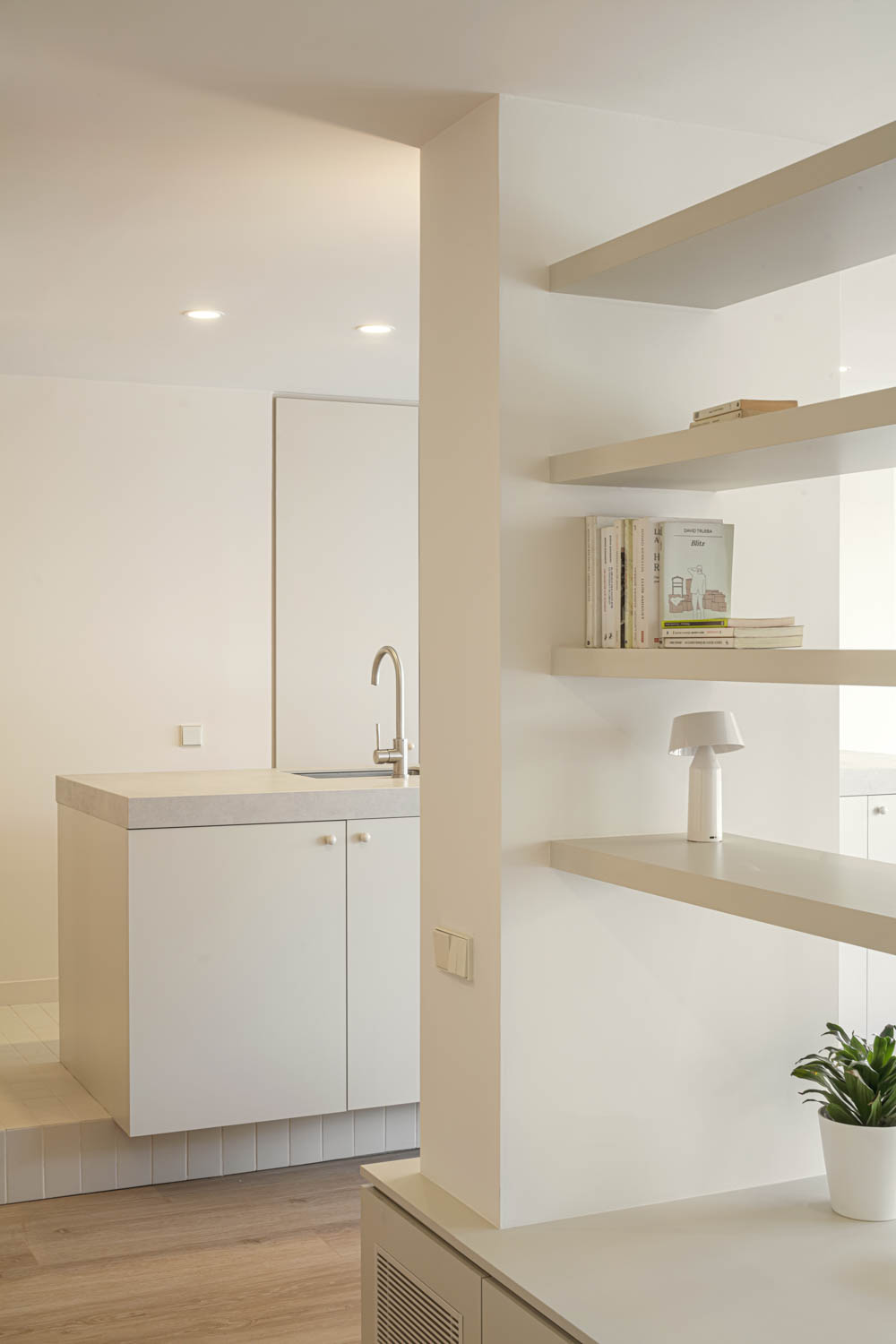 CRU innovative flat renovation project in Barcelona. La Laura, an apartment converted into a modern and neutral space