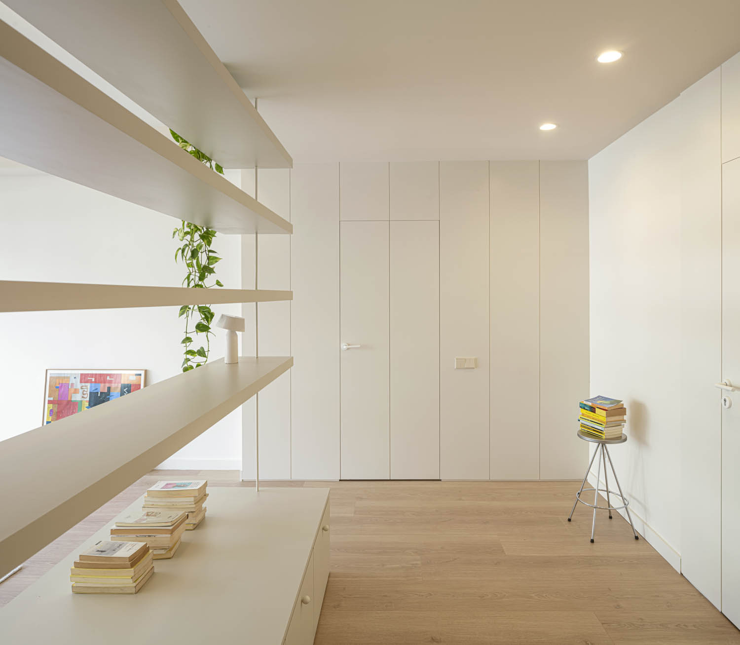 CRU innovative flat renovation project in Barcelona. La Laura, an apartment converted into a modern and neutral space