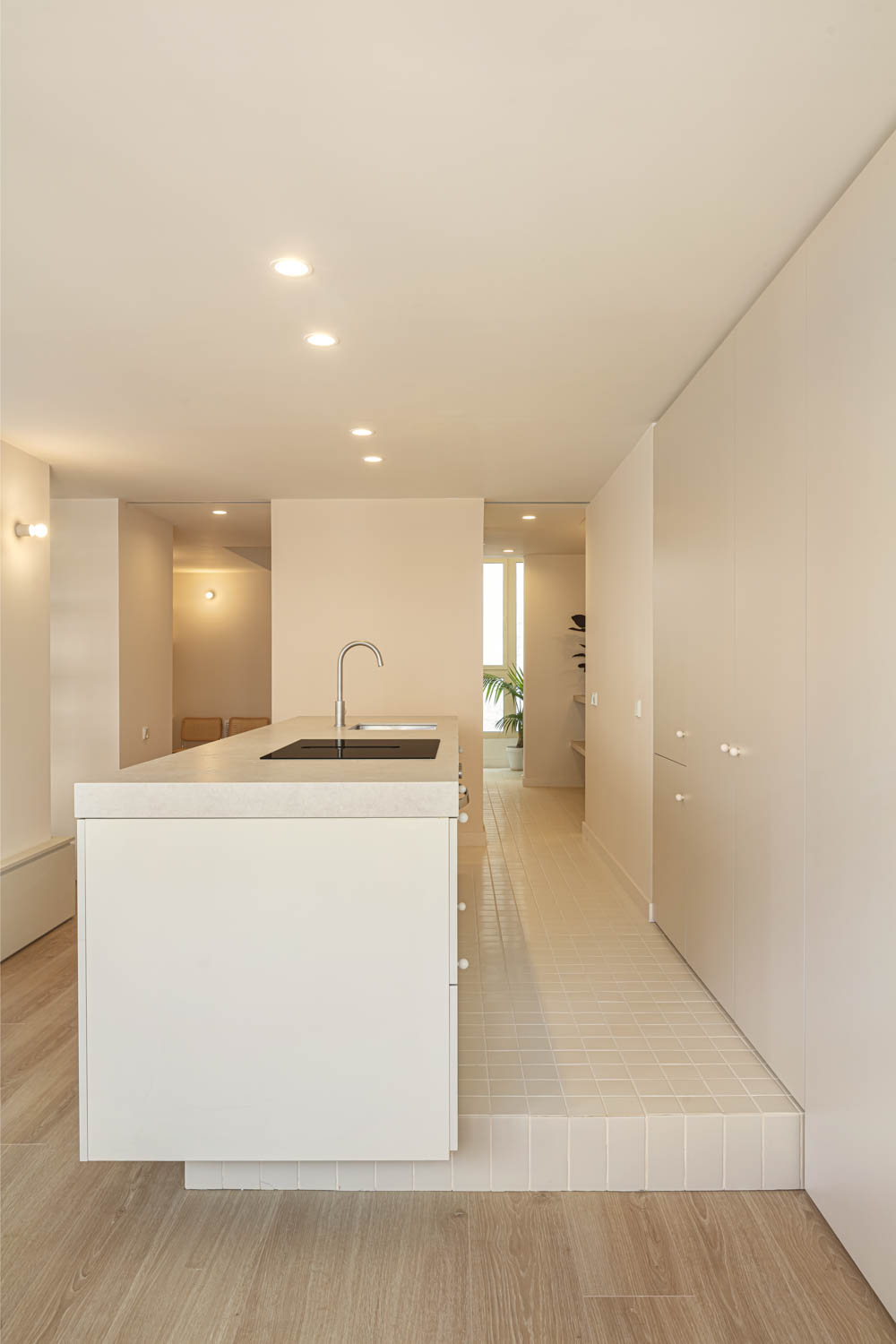 CRU innovative flat renovation project in Barcelona. La Laura, an apartment converted into a modern and neutral space