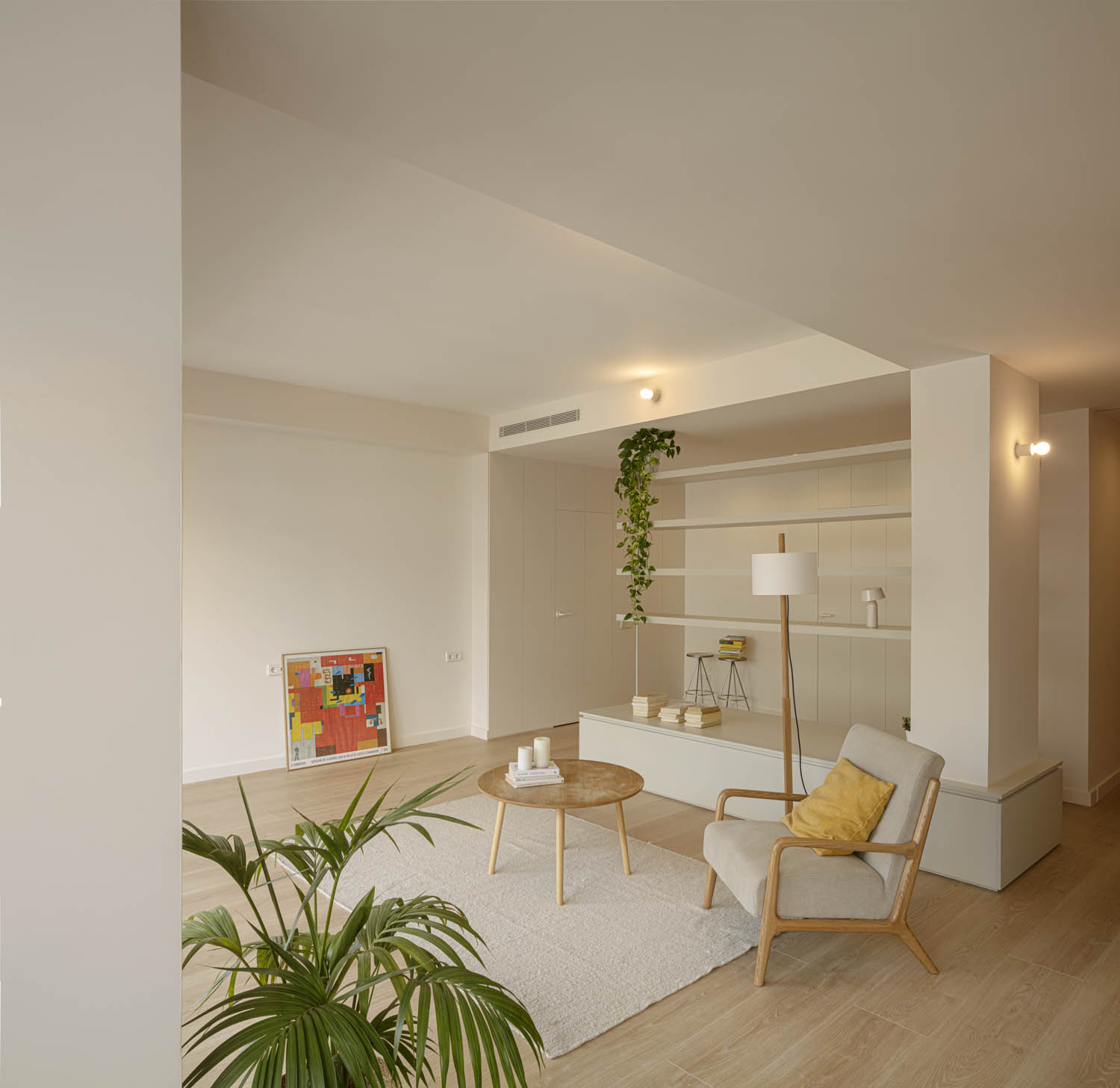 CRU innovative flat renovation project in Barcelona. La Laura, an apartment converted into a modern and neutral space