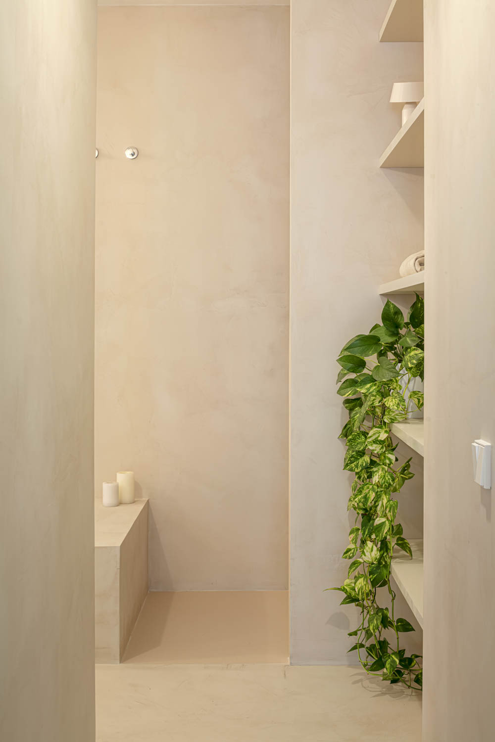 CRU innovative flat renovation project in Barcelona. La Laura, an apartment converted into a modern and neutral space