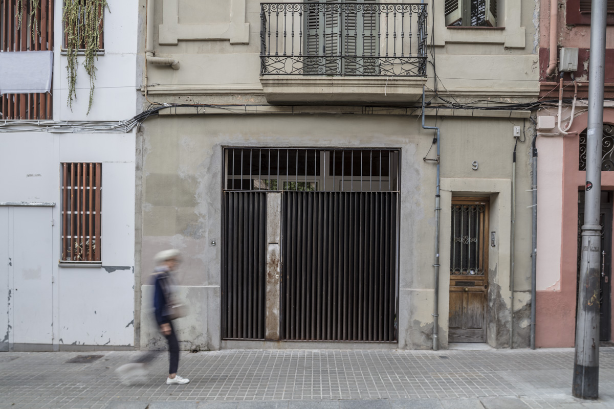 CRU innovative house renovation project in Barcelona. La Laia, a transformed workshop into a ground floor residence